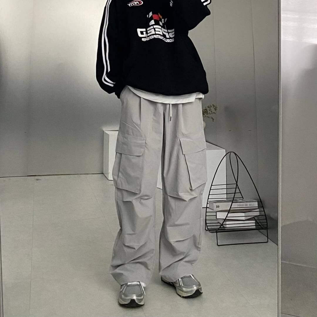 男模著側邊大口袋抓皺工裝寬褲灰色實著照