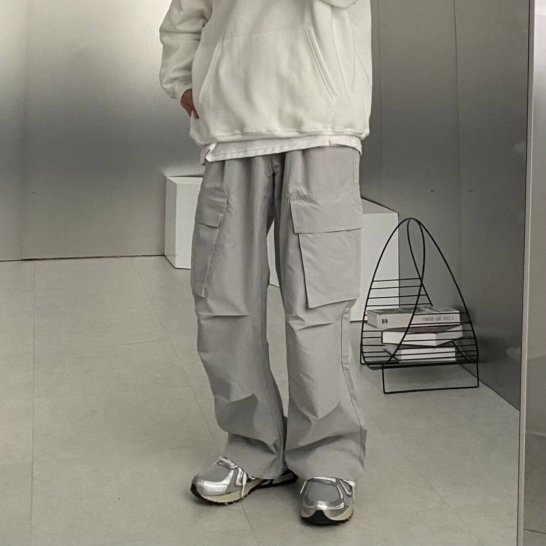 男模著側邊大口袋抓皺工裝寬褲灰色穿搭照