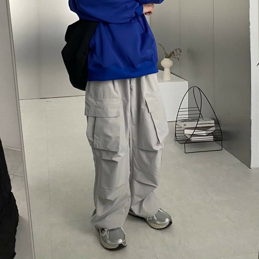 男模著側邊大口袋抓皺工裝寬褲灰色照片