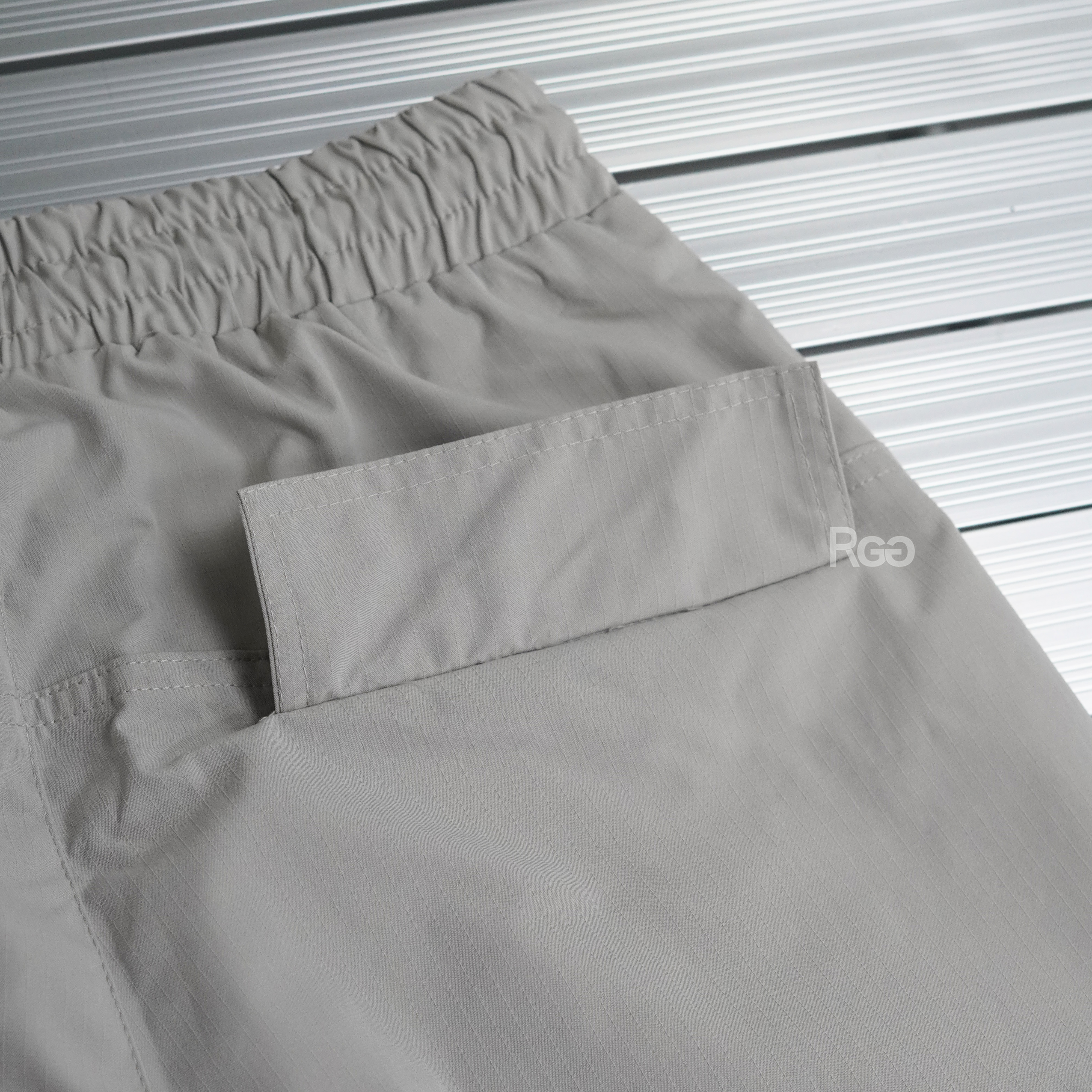 側邊大口袋抓皺工裝寬褲灰色後側口袋細節照