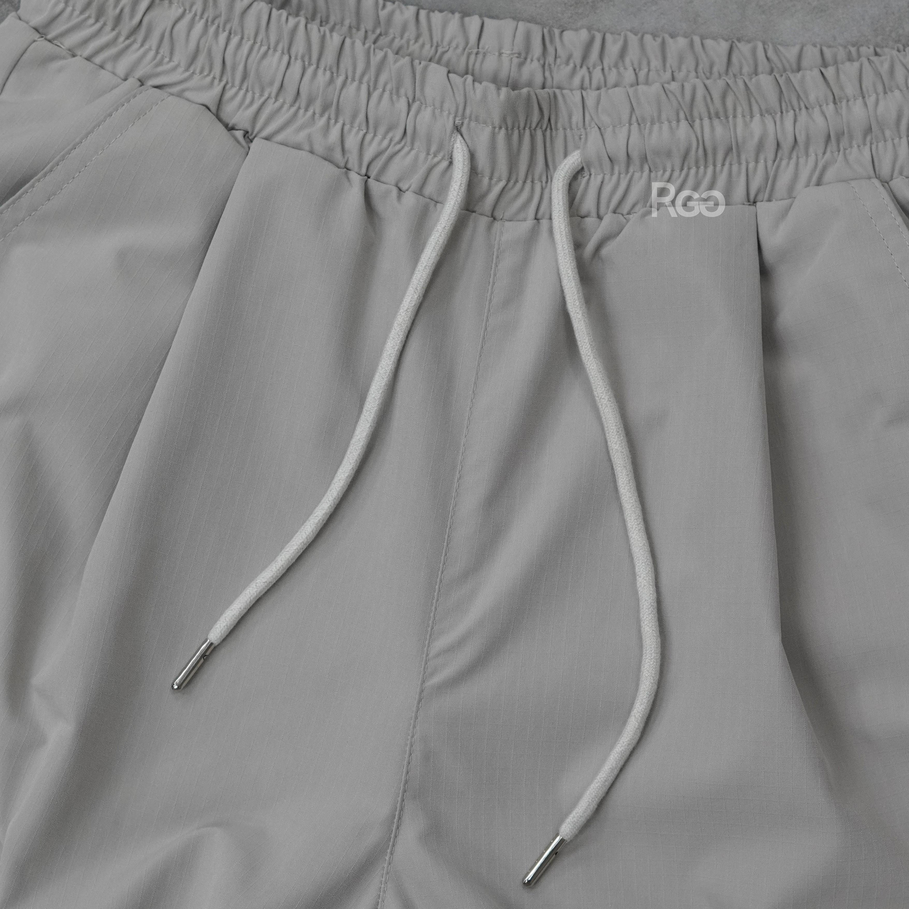 側邊大口袋抓皺工裝寬褲灰色抽繩細節照