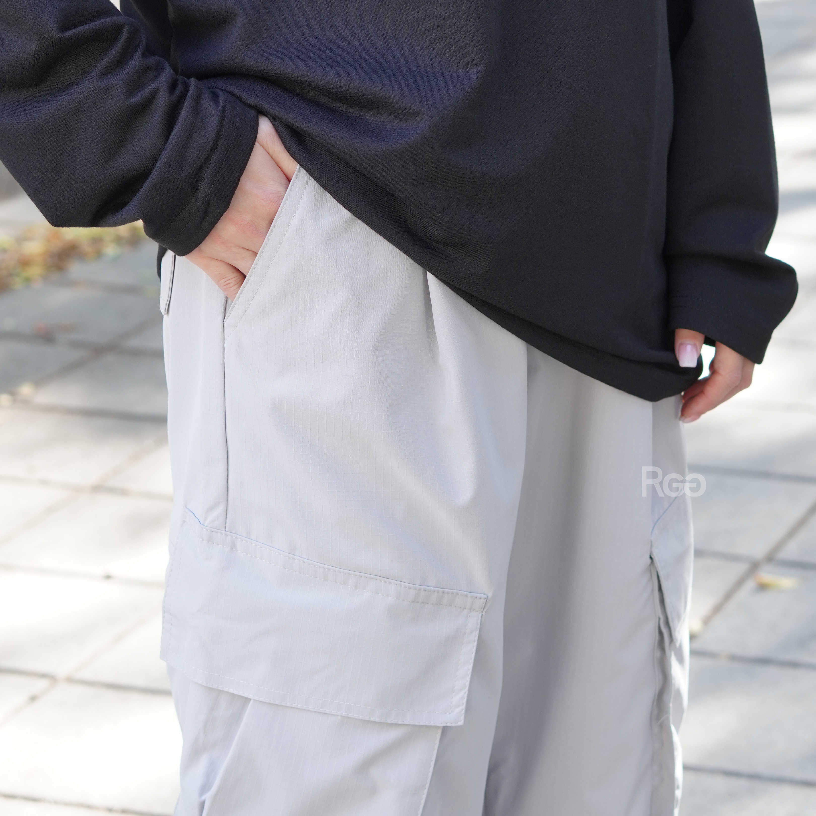 側邊大口袋抓皺工裝寬褲灰色側邊口袋細節照