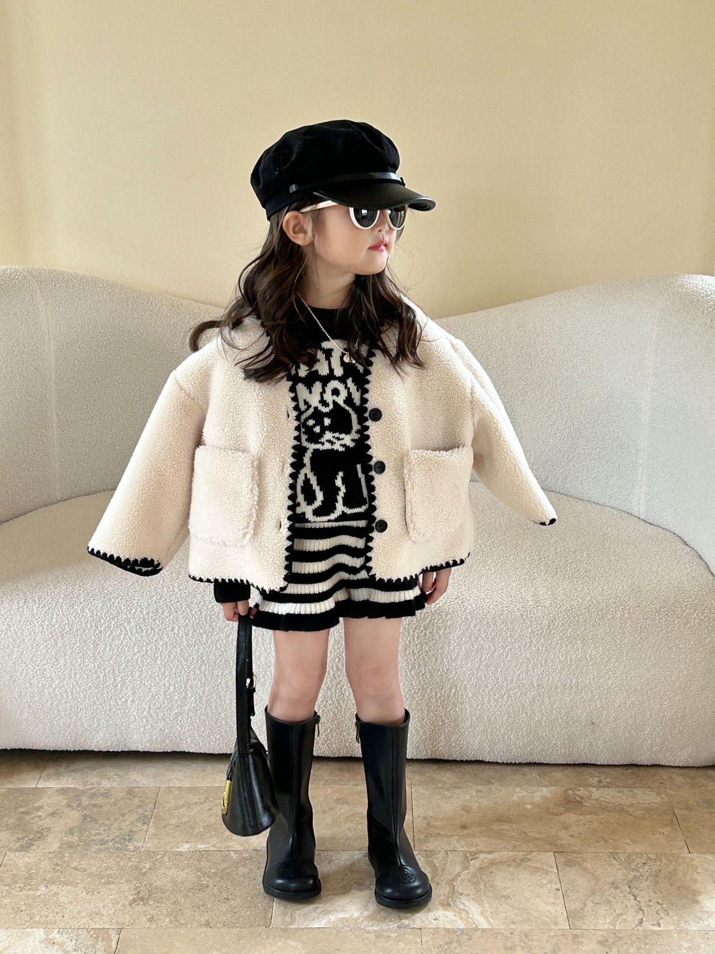 羊羔毛黑色滾邊小香風外套