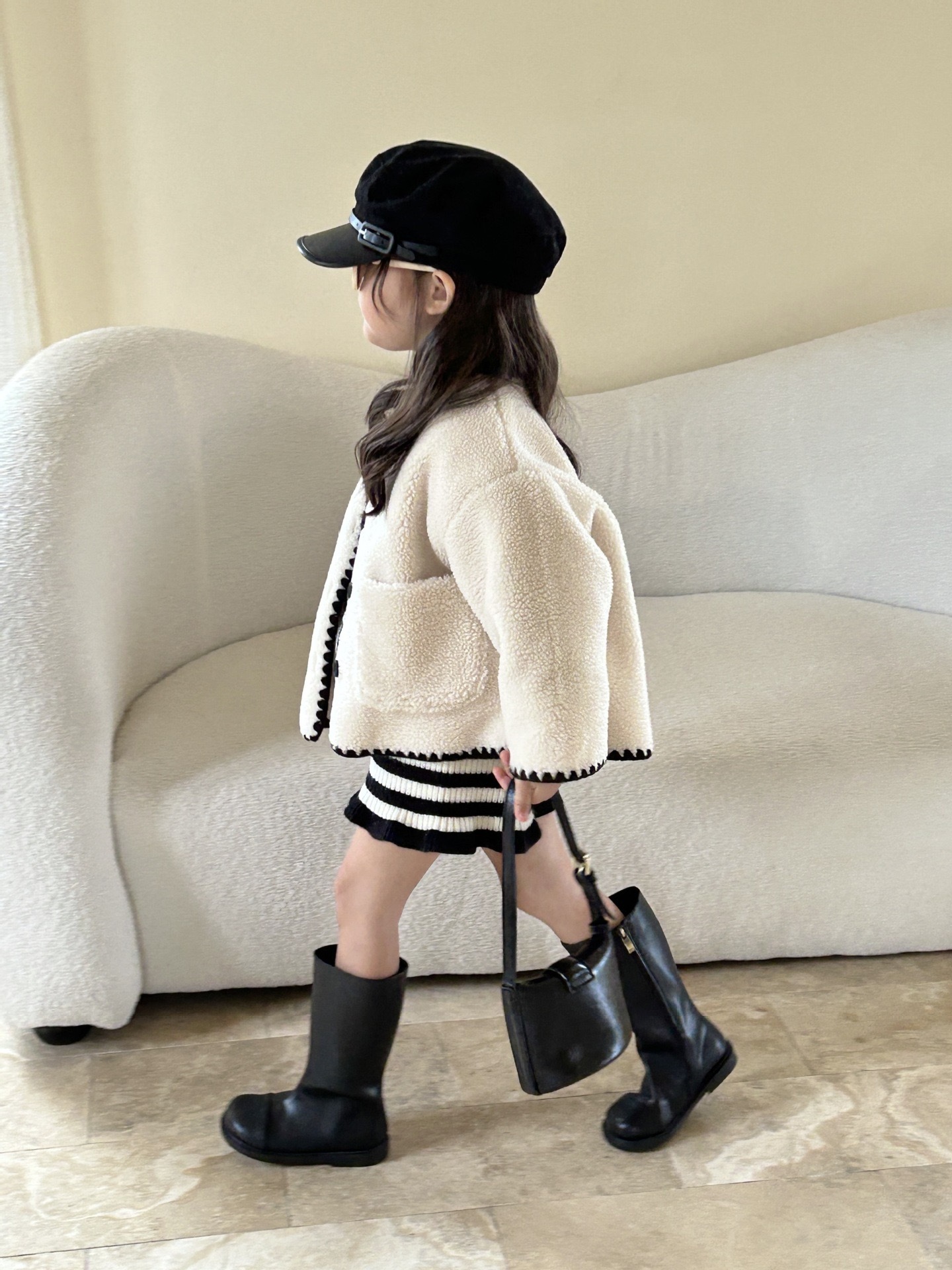 羊羔毛黑色滾邊小香風外套