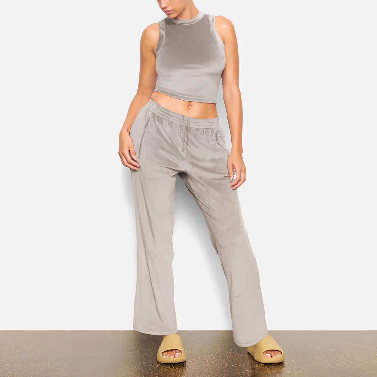 SKIMS VELOUR CREW NECK TANK /SMOKE