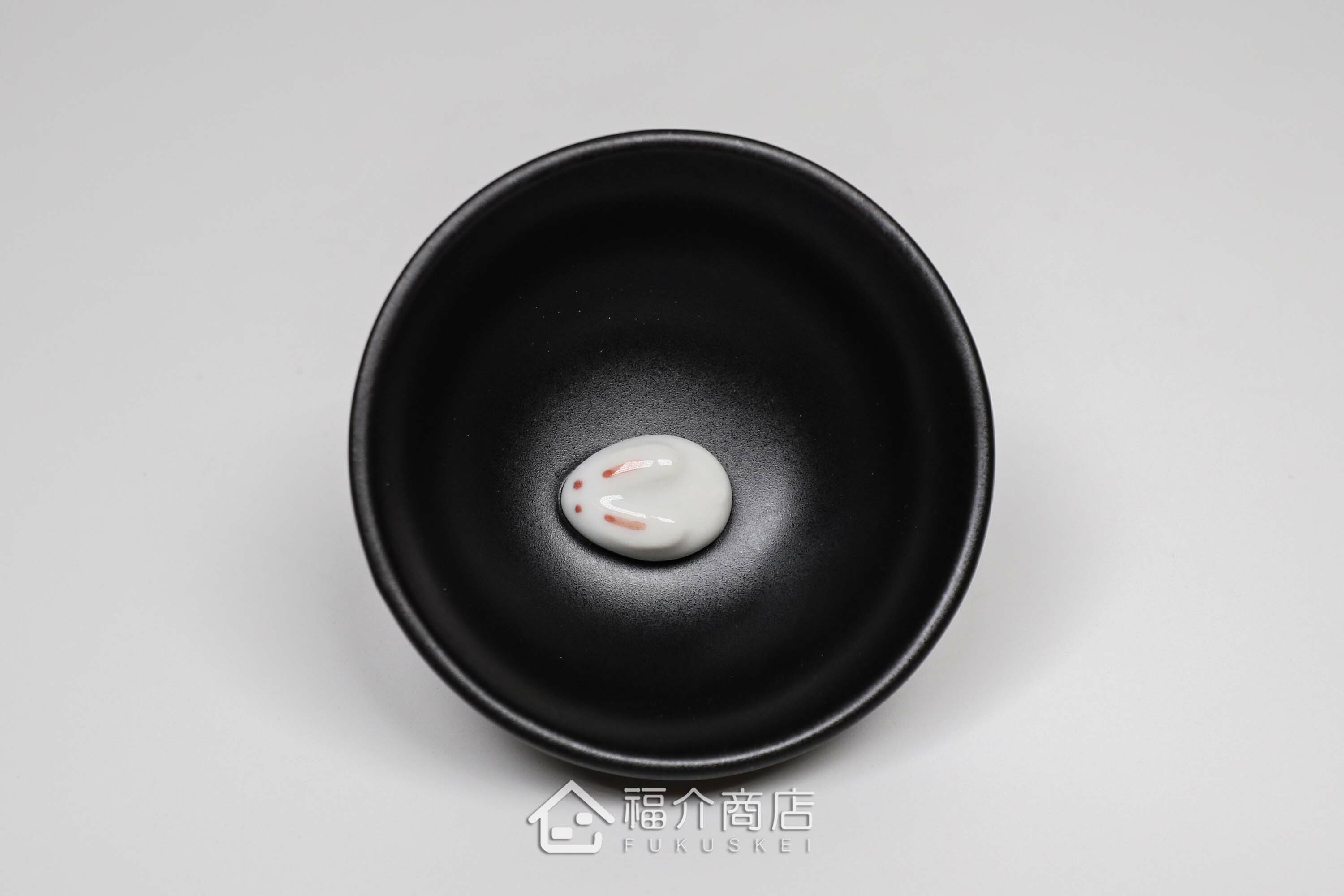 杯內有白兔造型的黑色清酒杯