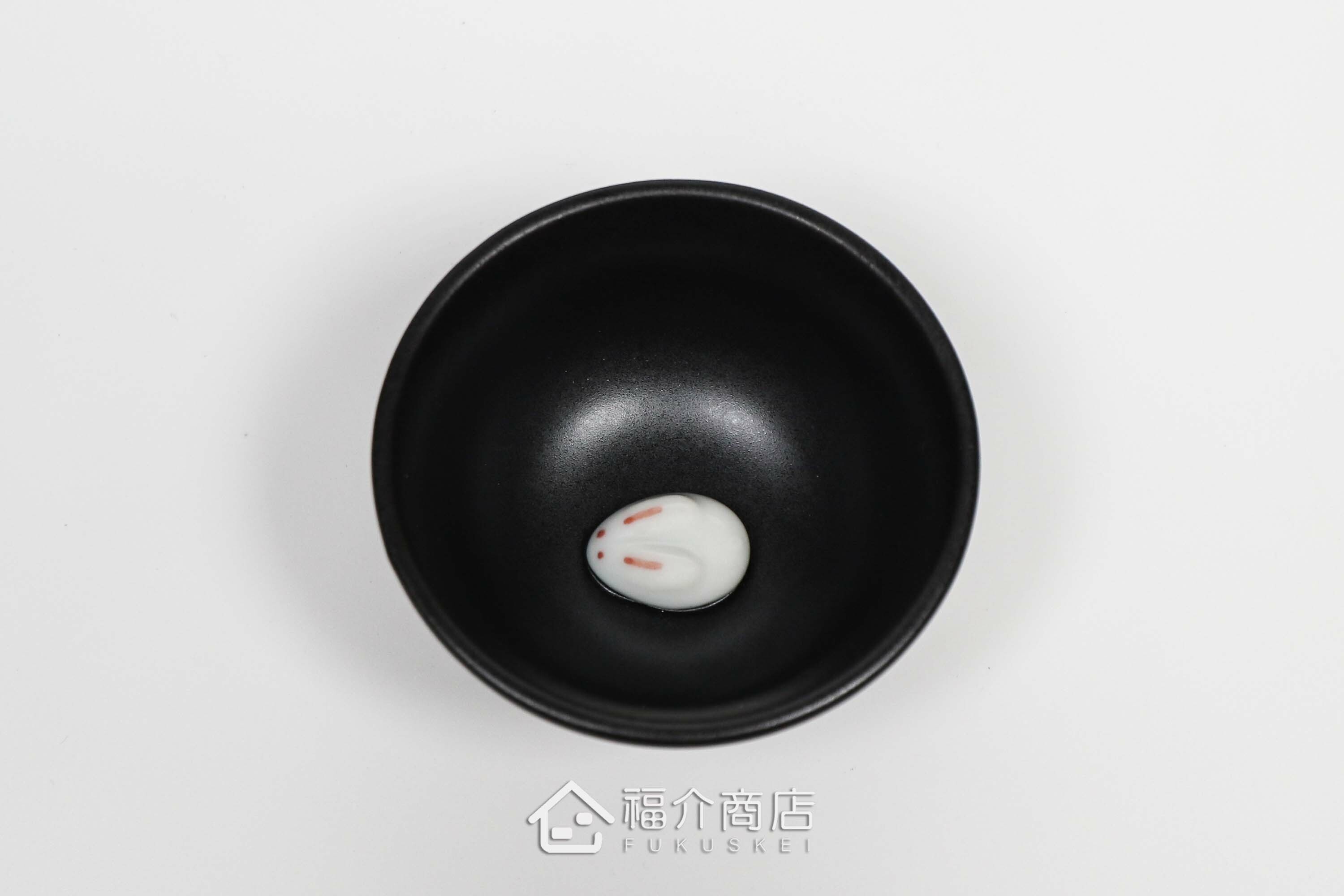 杯內有白兔造型的黑色清酒杯