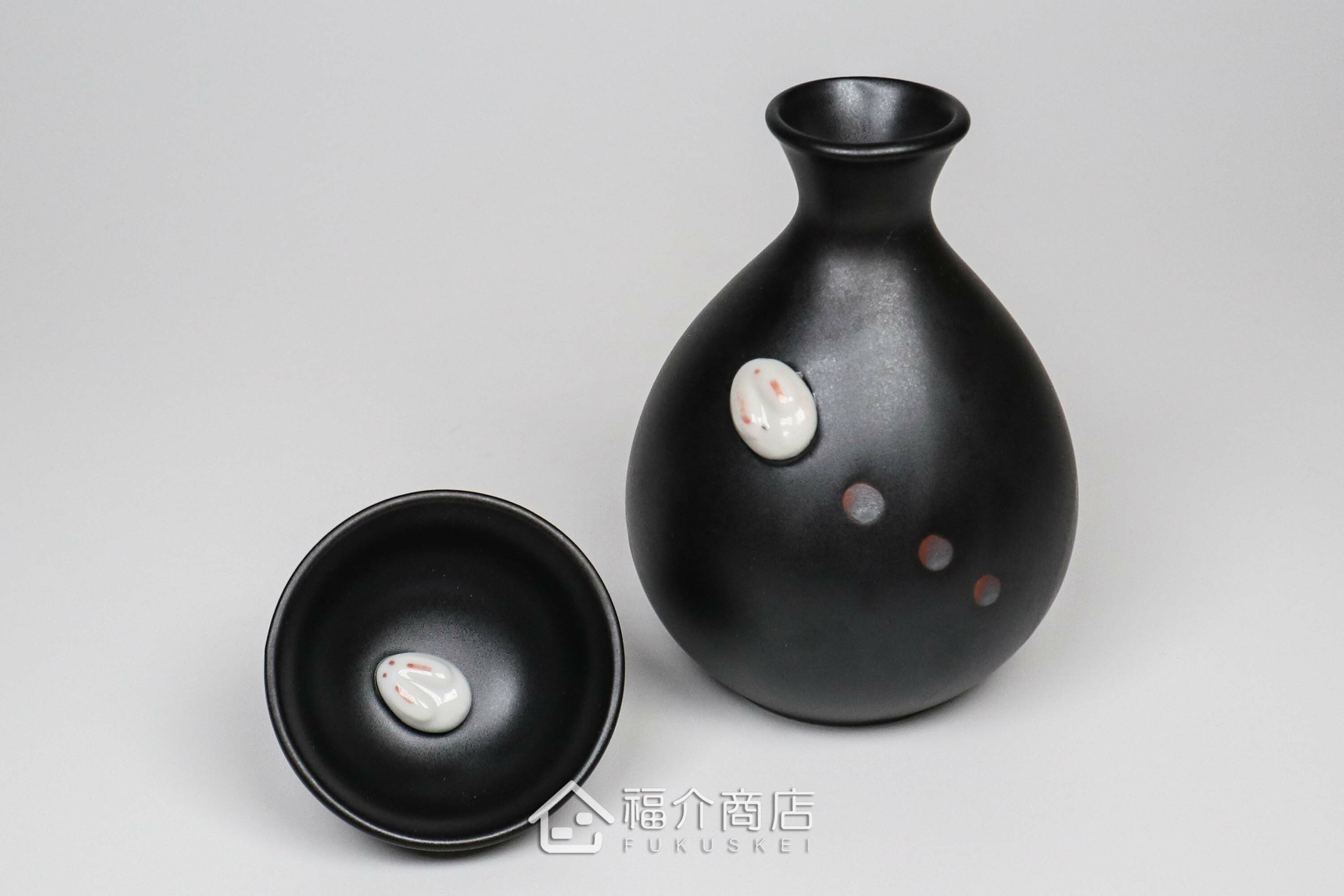 杯內有白兔造型的黑色清酒杯