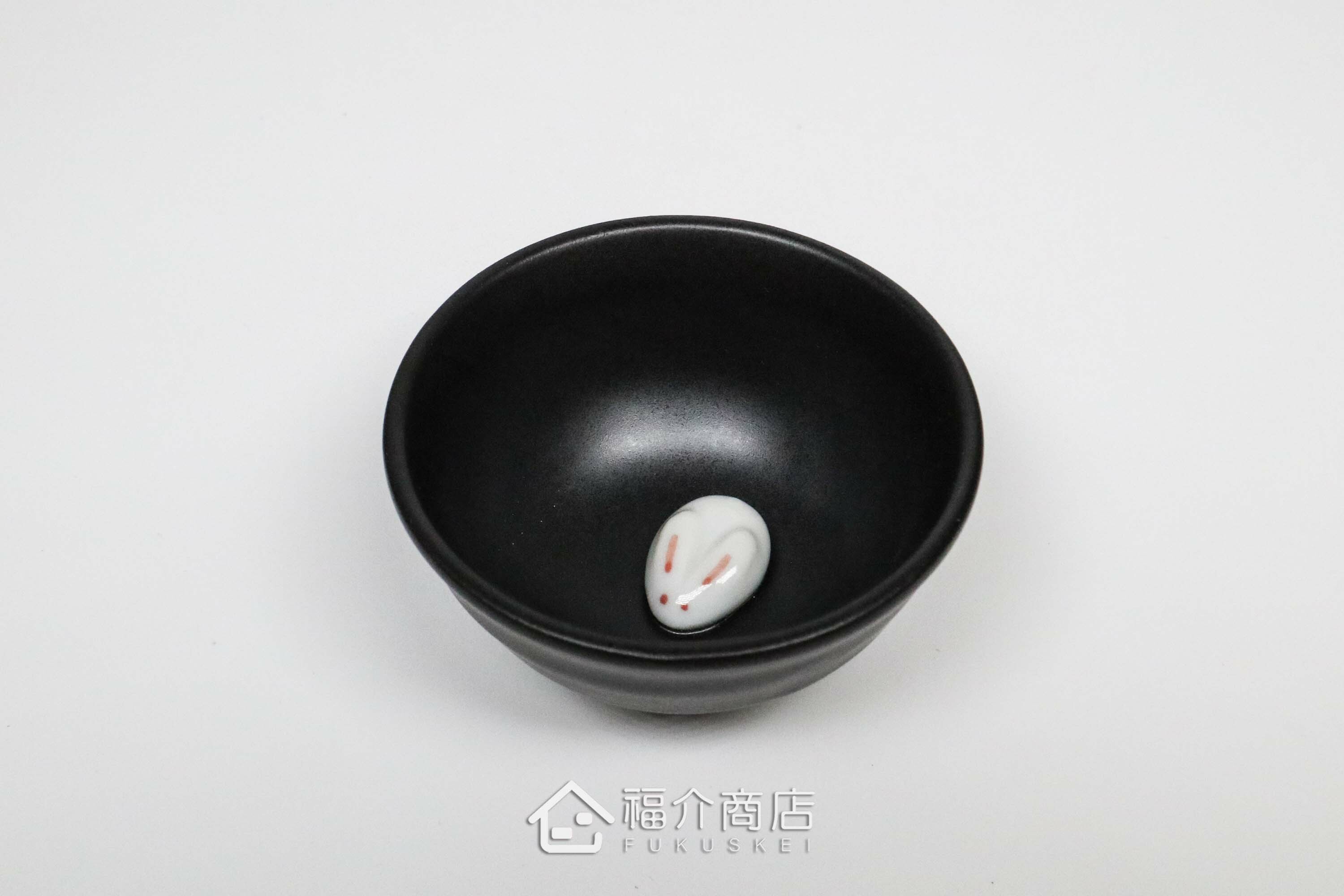 杯內有白兔造型的黑色清酒杯