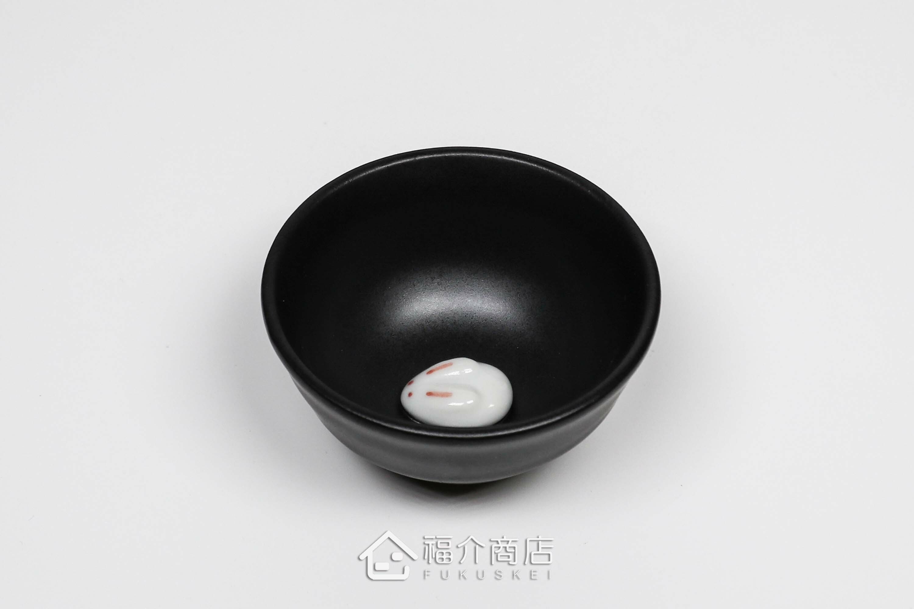 杯內有白兔造型的黑色清酒杯