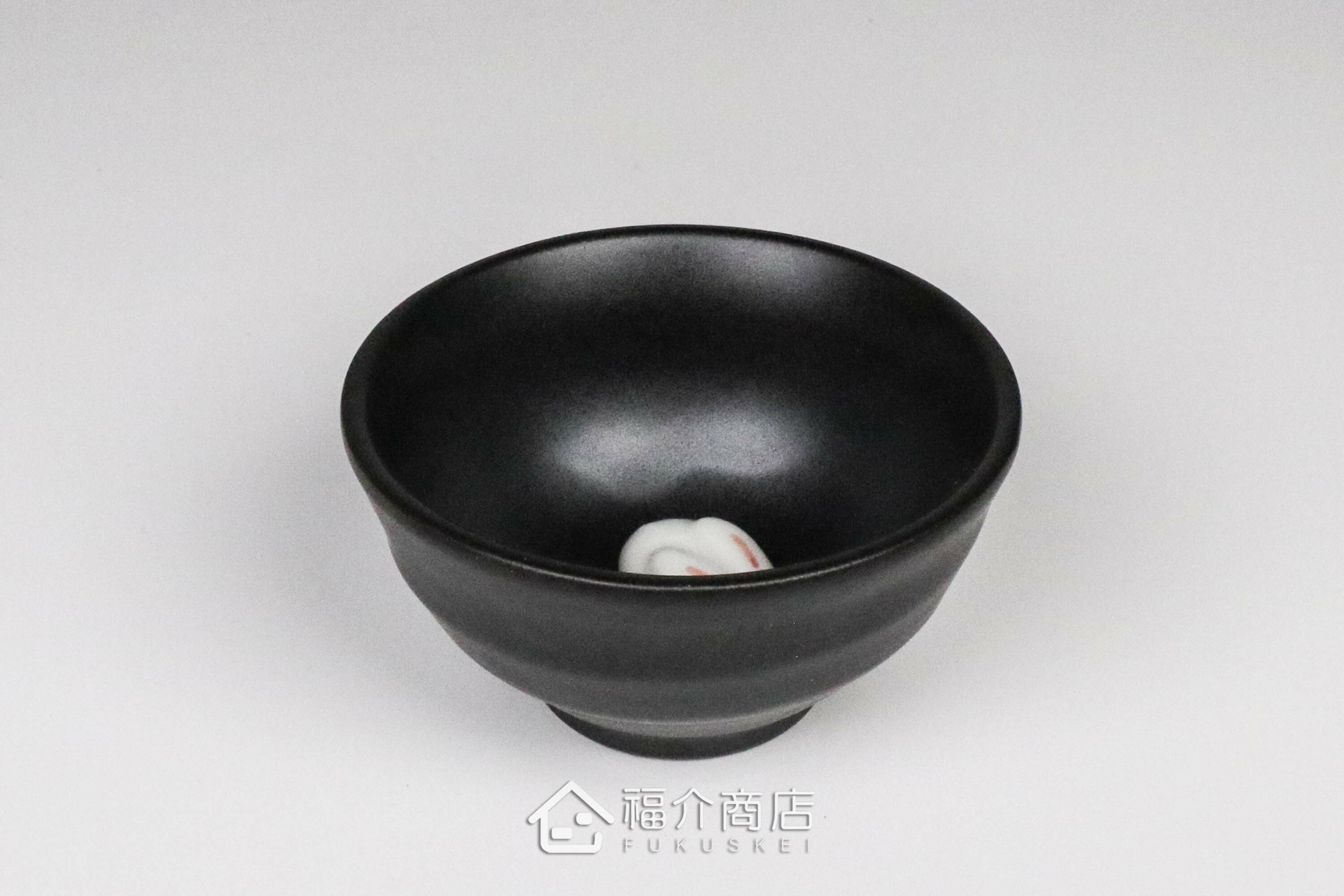 杯內有白兔造型的黑色清酒杯