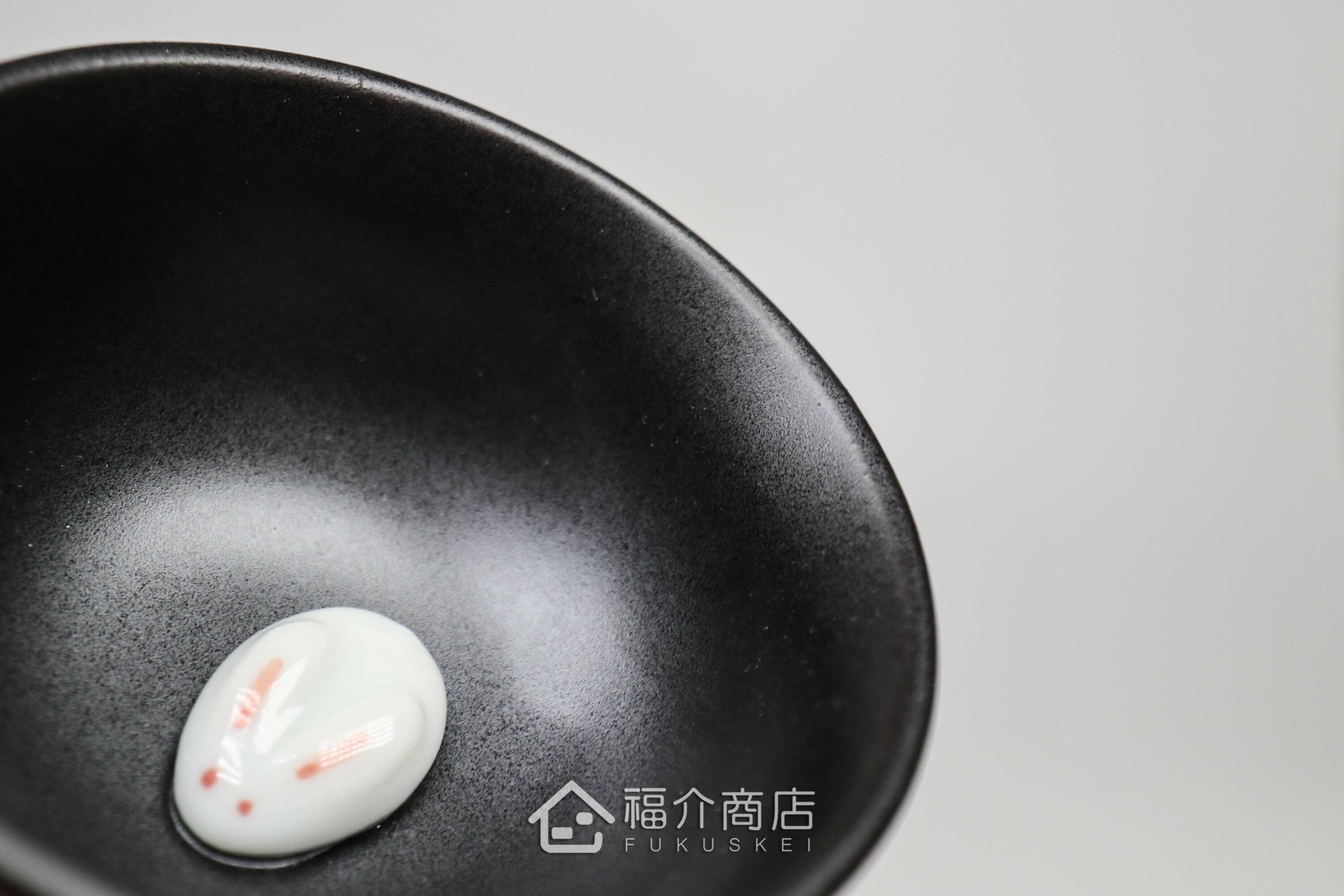 杯內有白兔造型的黑色清酒杯