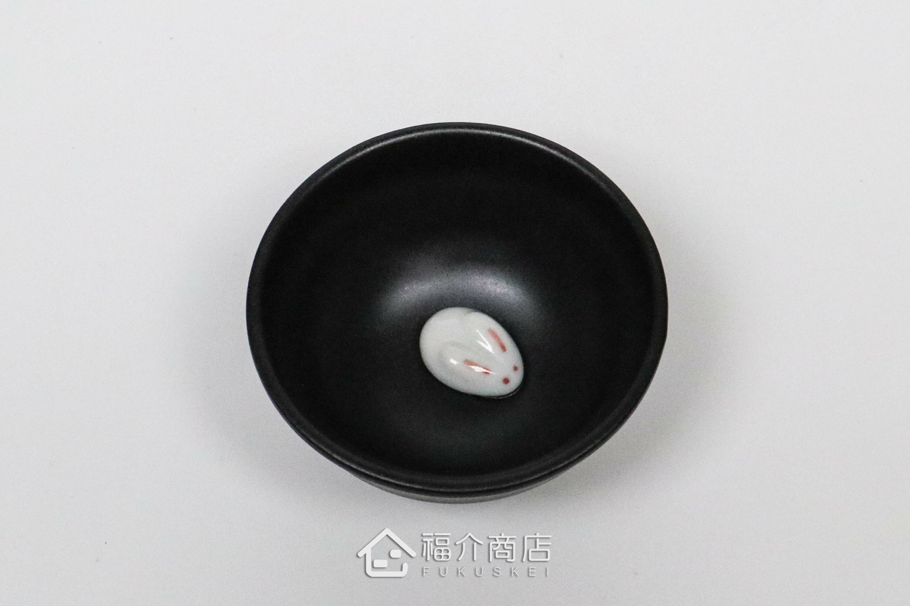 杯內有白兔造型的黑色清酒杯