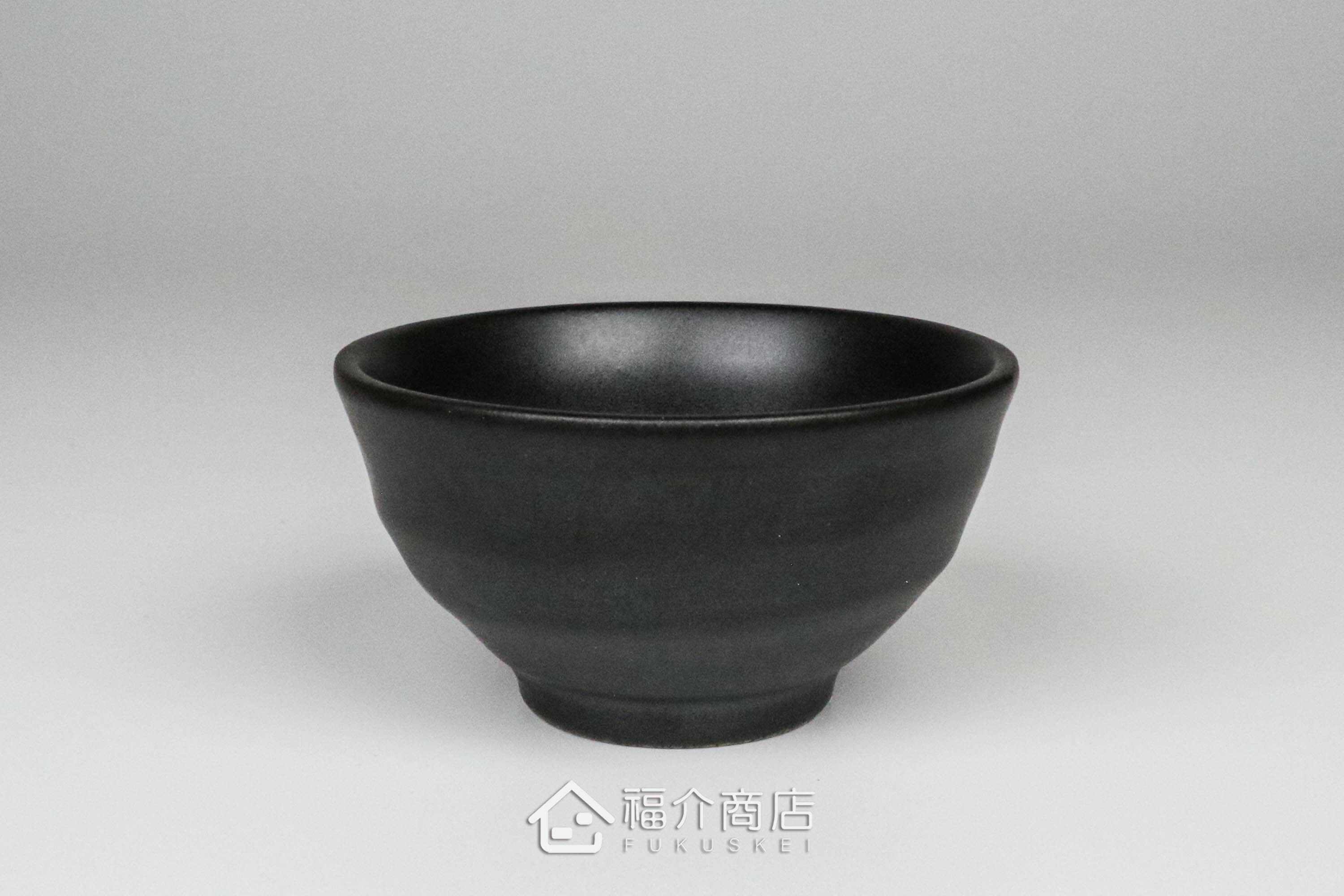 杯內有白兔造型的黑色清酒杯