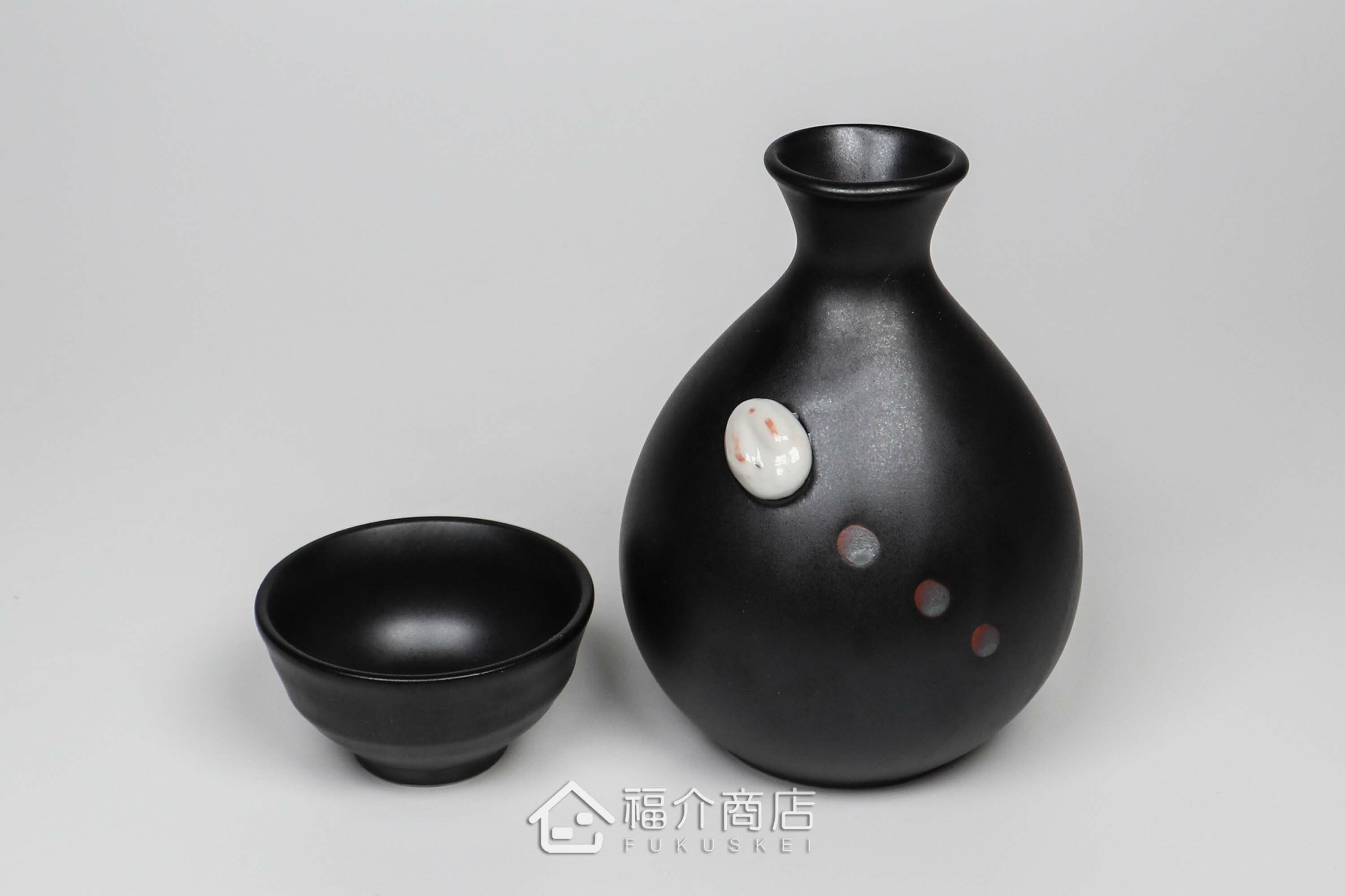 杯內有白兔造型的黑色清酒杯