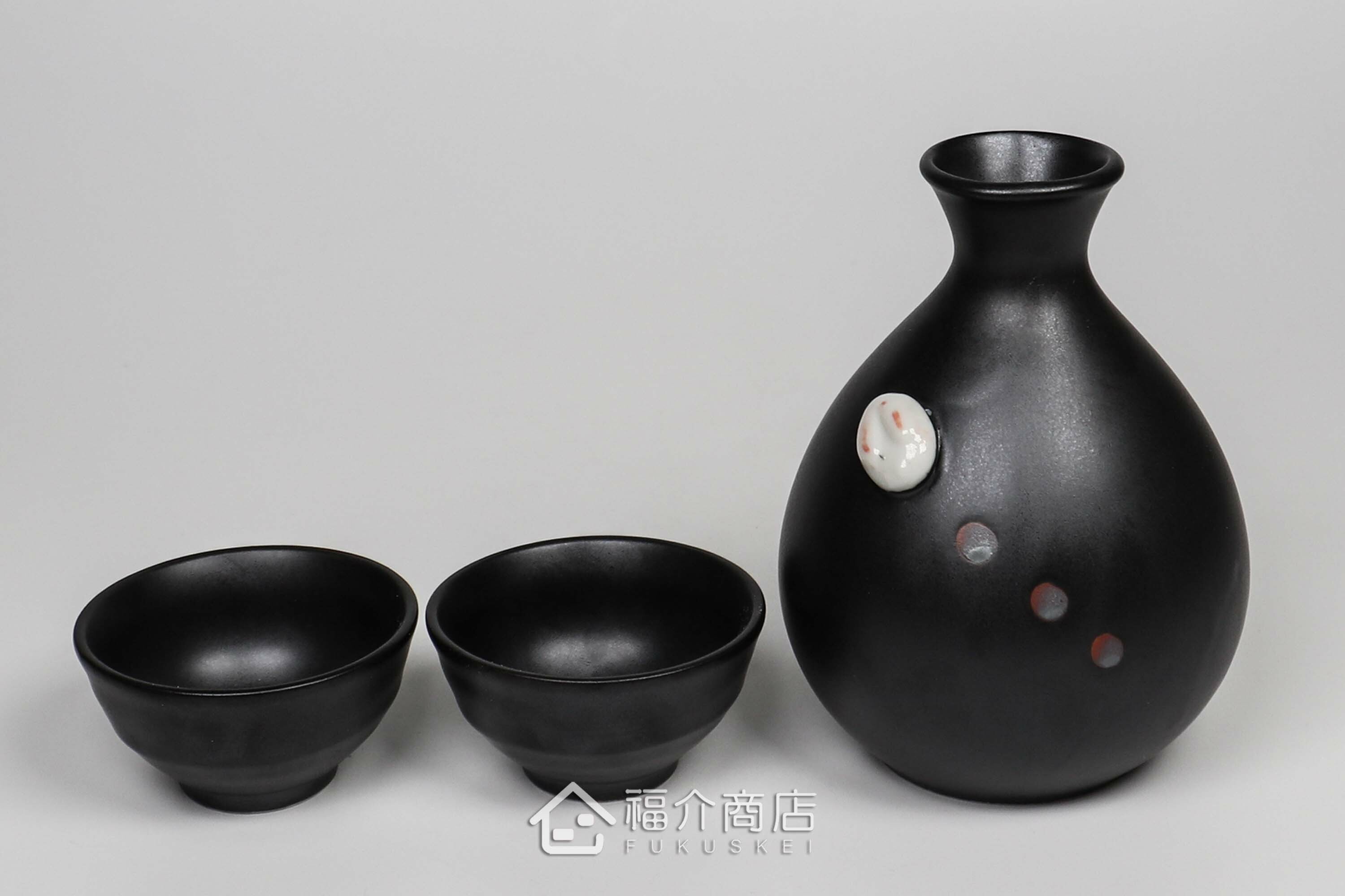 杯內有白兔造型的黑色清酒杯與黑色的月兔造型清酒壺