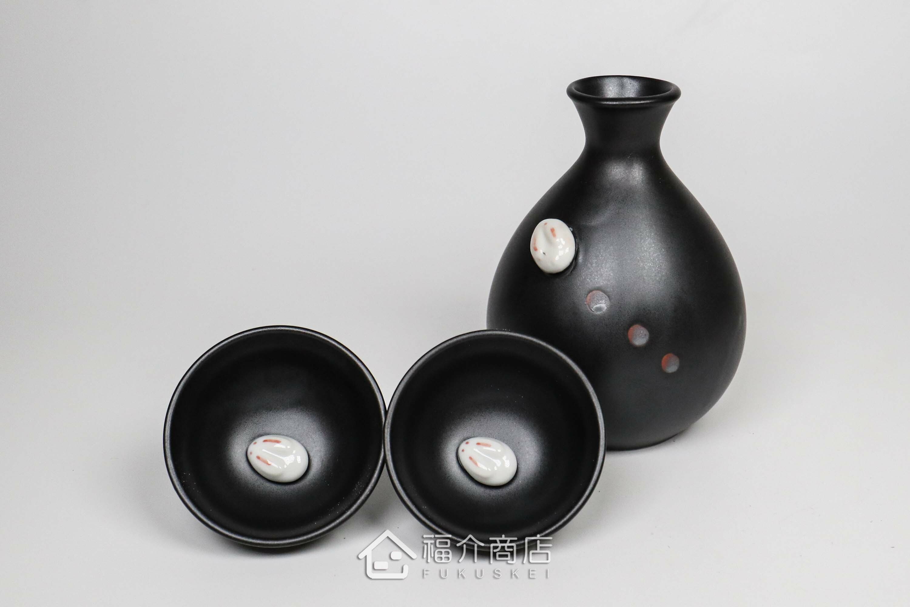 杯內有白兔造型的黑色清酒杯與黑色的月兔造型清酒壺