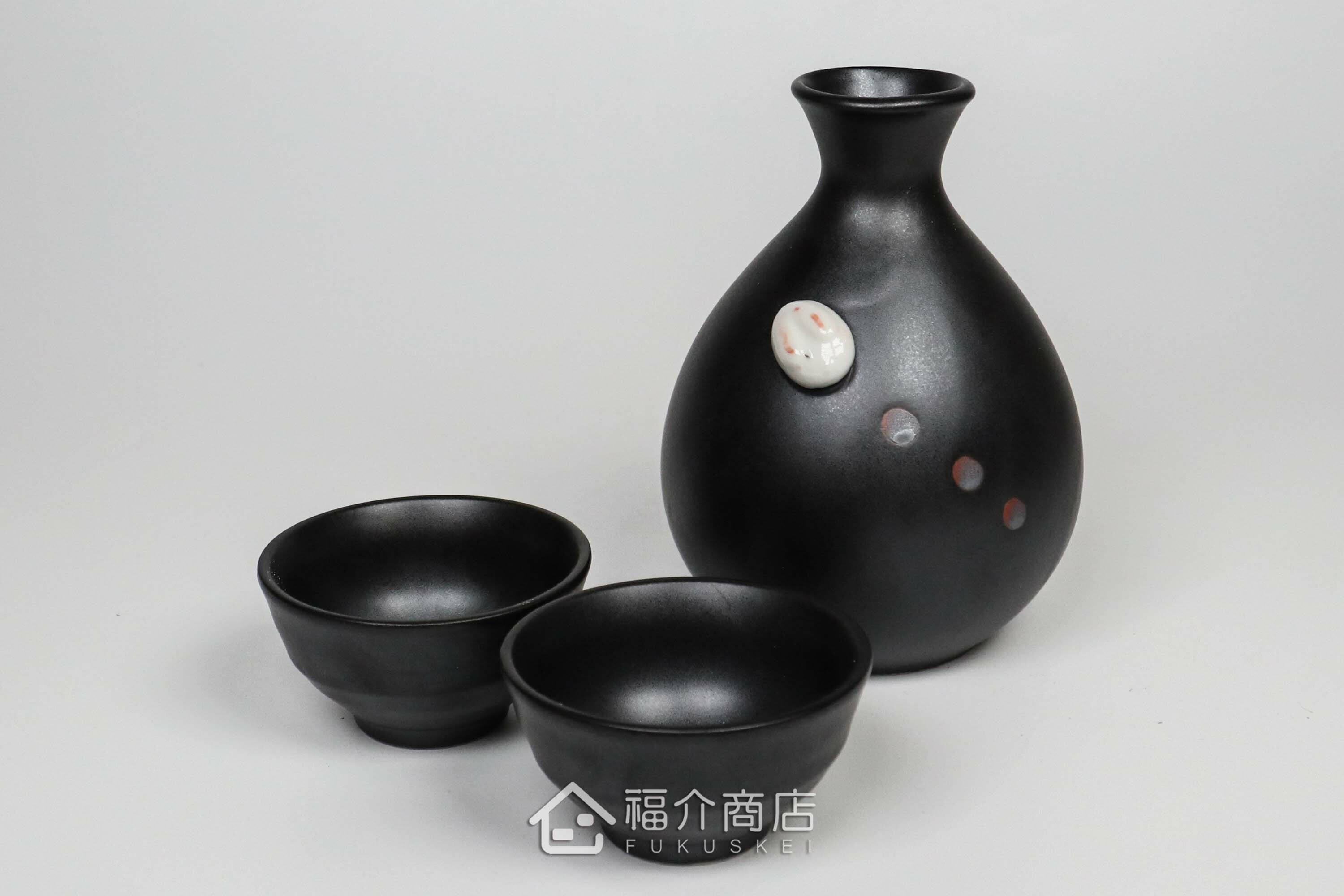 杯內有白兔造型的黑色清酒杯與黑色的月兔造型清酒壺