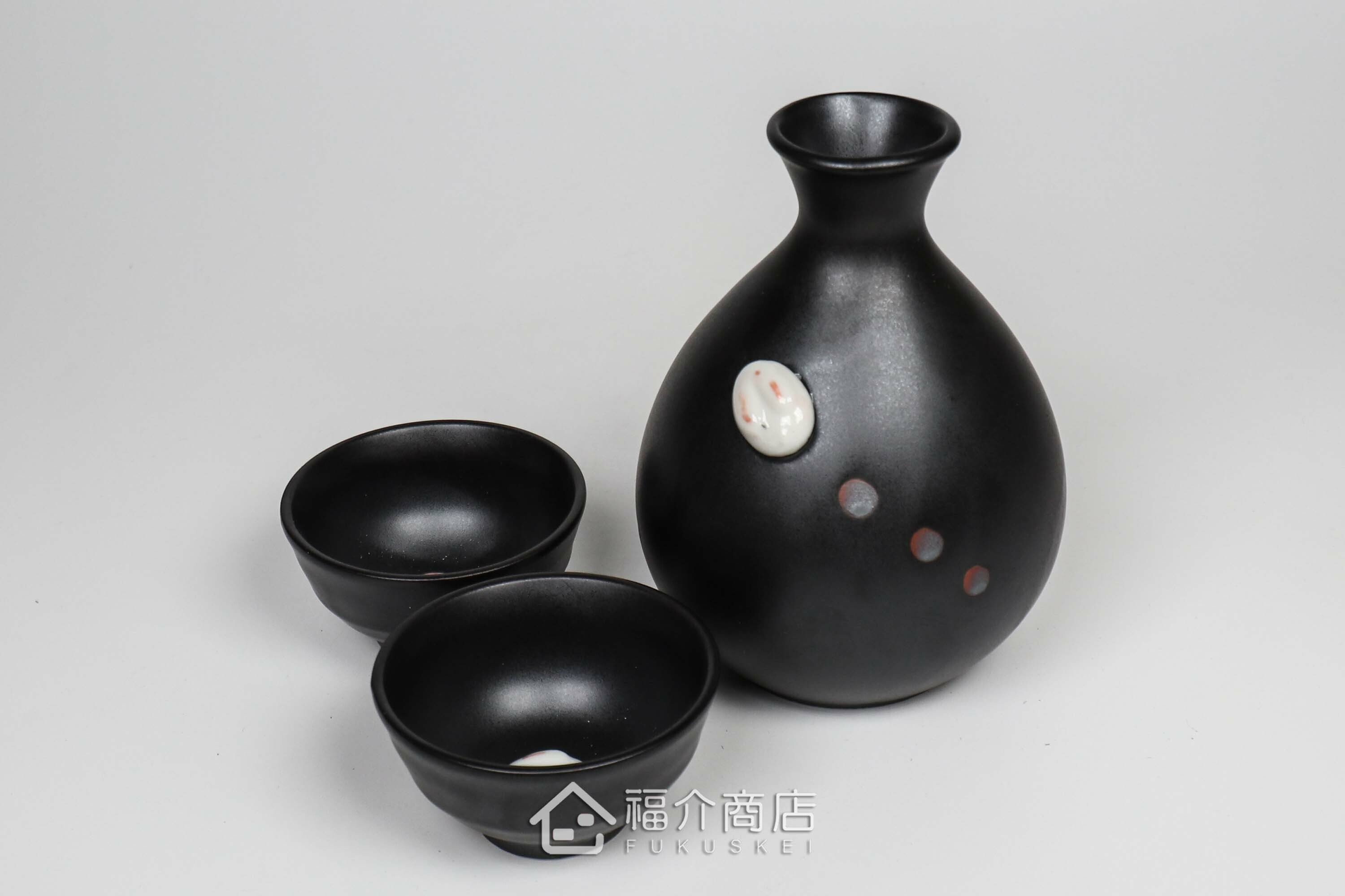 杯內有白兔造型的黑色清酒杯與黑色的月兔造型清酒壺