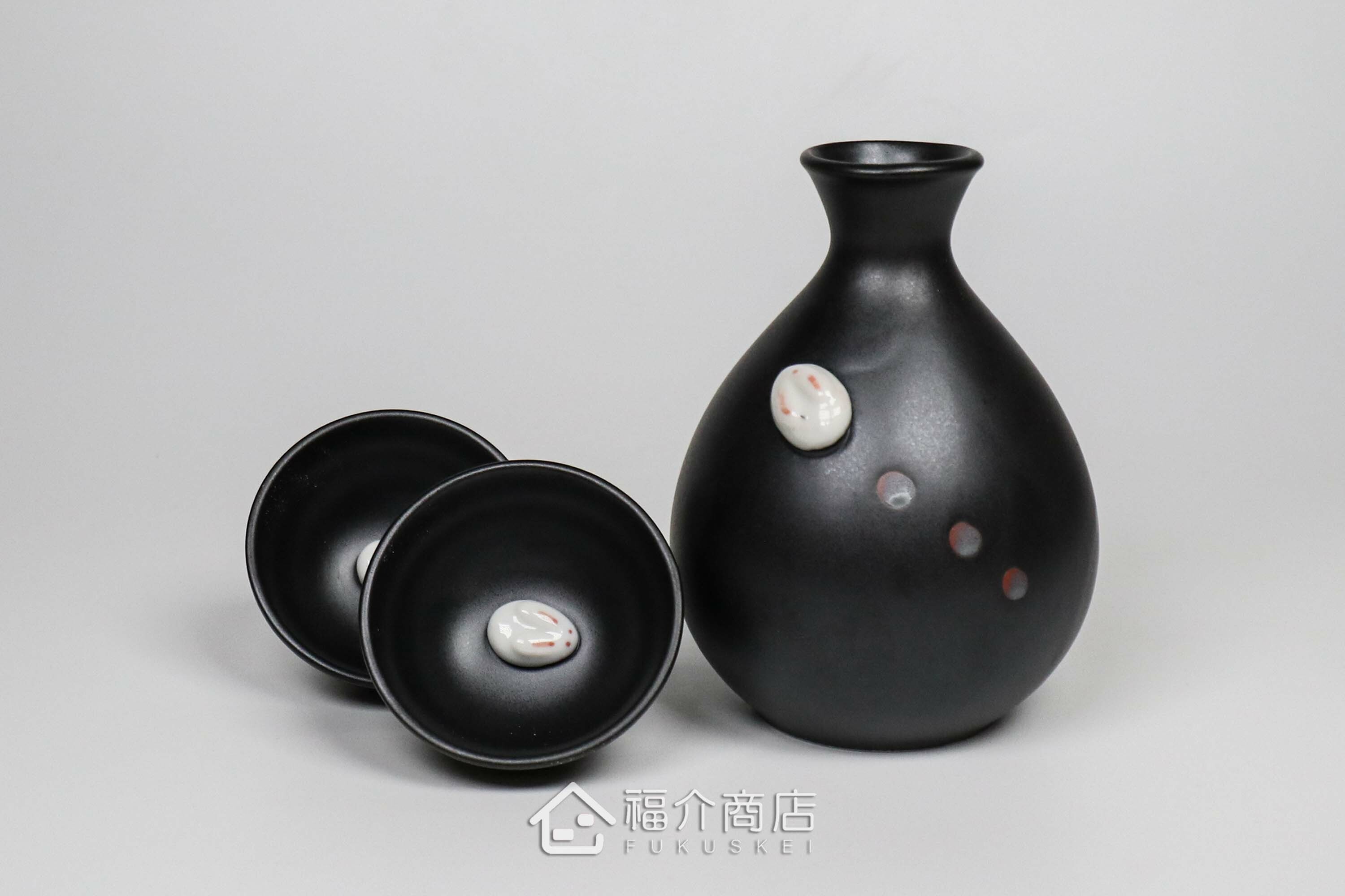 杯內有白兔造型的黑色清酒杯與黑色的月兔造型清酒壺