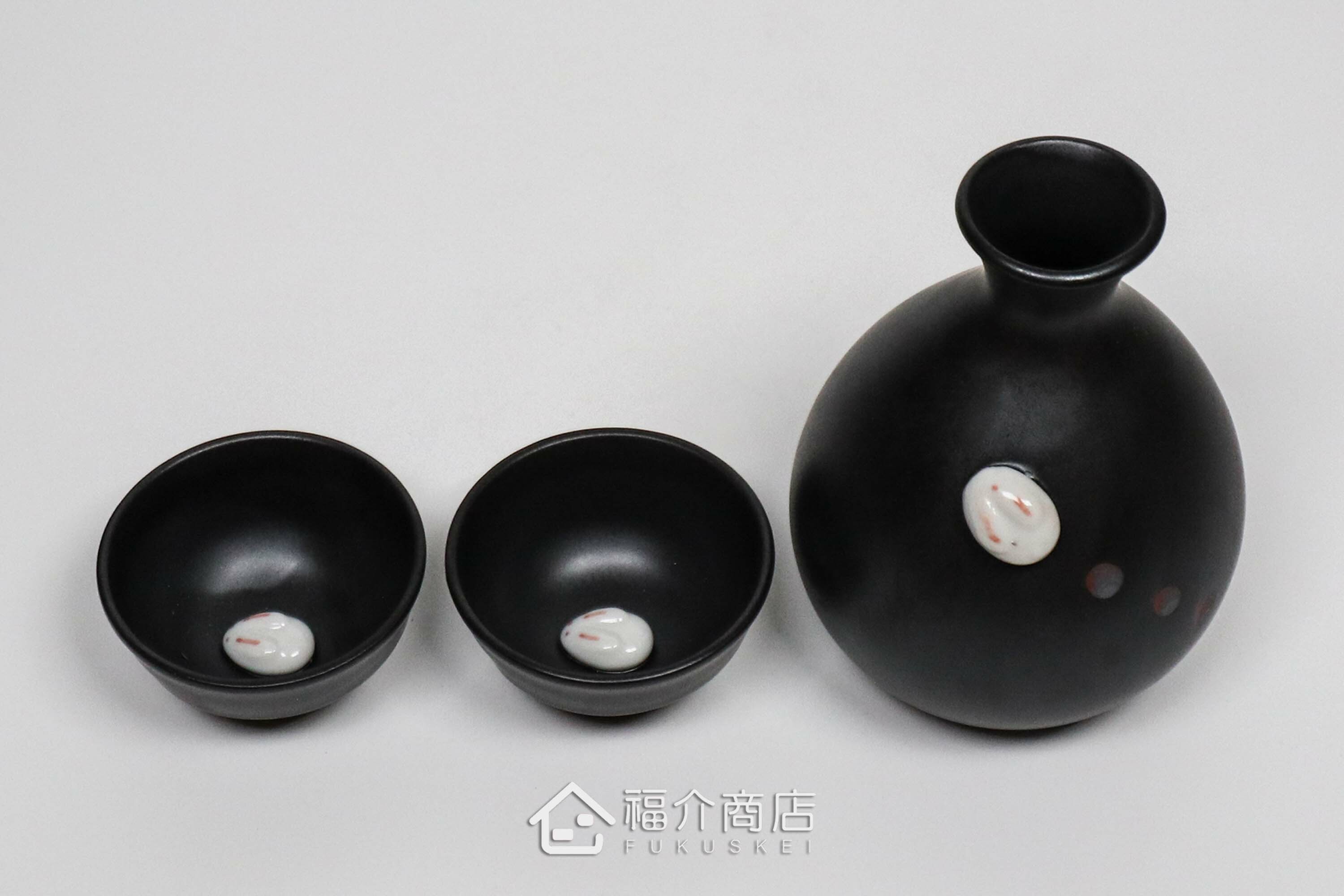 杯內有白兔造型的黑色清酒杯與黑色的月兔造型清酒壺