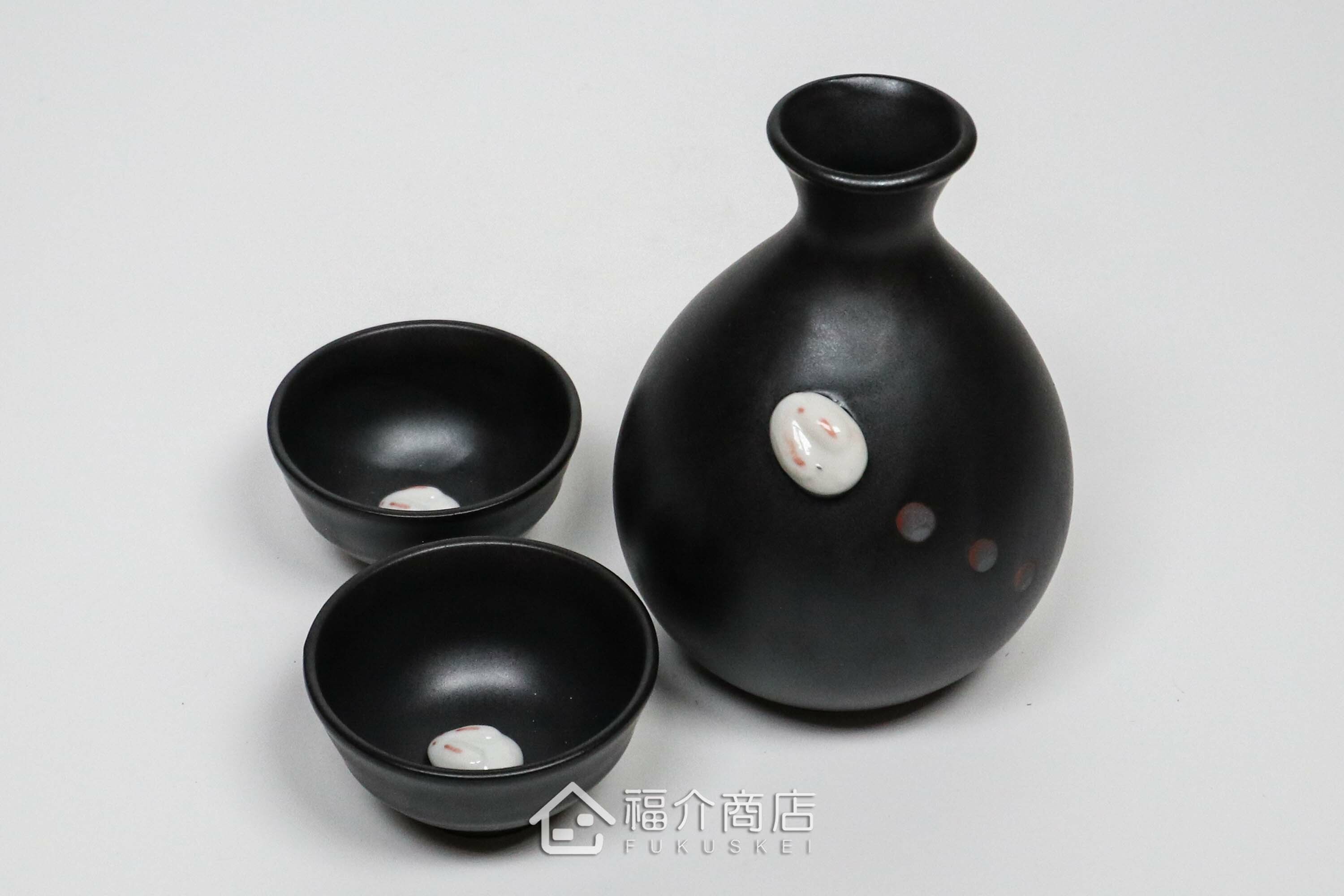 杯內有白兔造型的黑色清酒杯與黑色的月兔造型清酒壺
