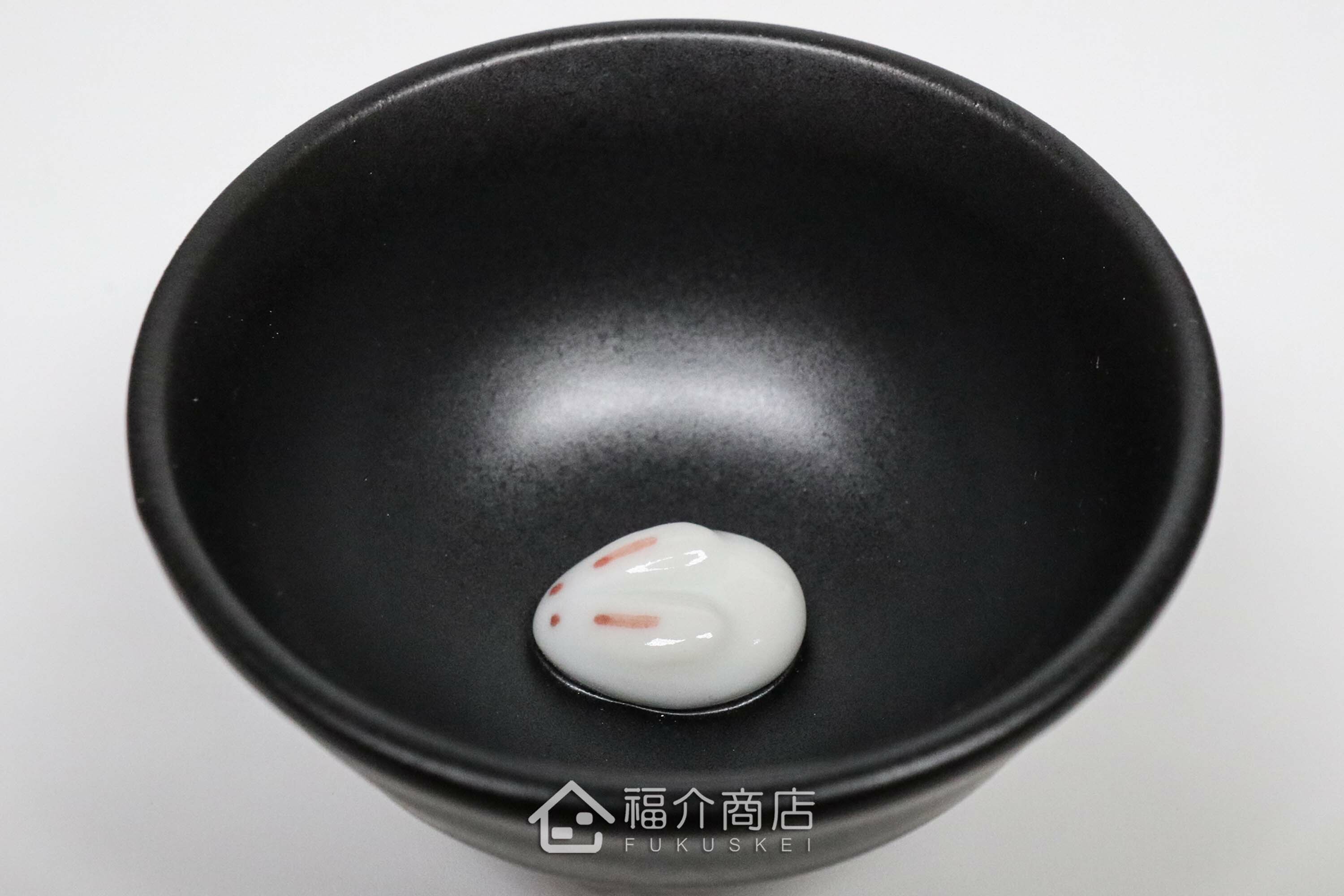 杯內有白兔造型的黑色清酒杯與黑色的月兔造型清酒壺