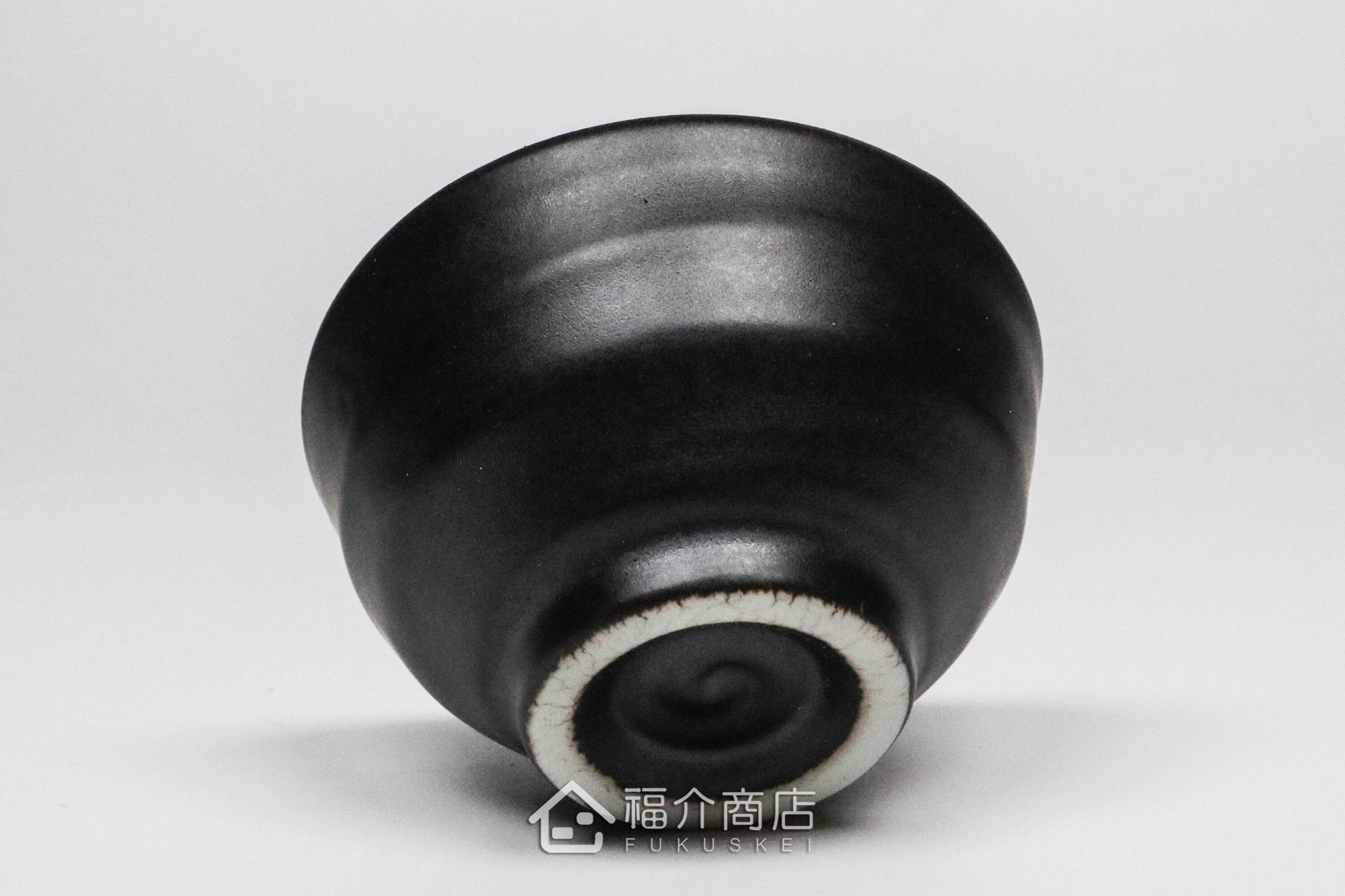 杯內有白兔造型的黑色清酒杯與黑色的月兔造型清酒壺