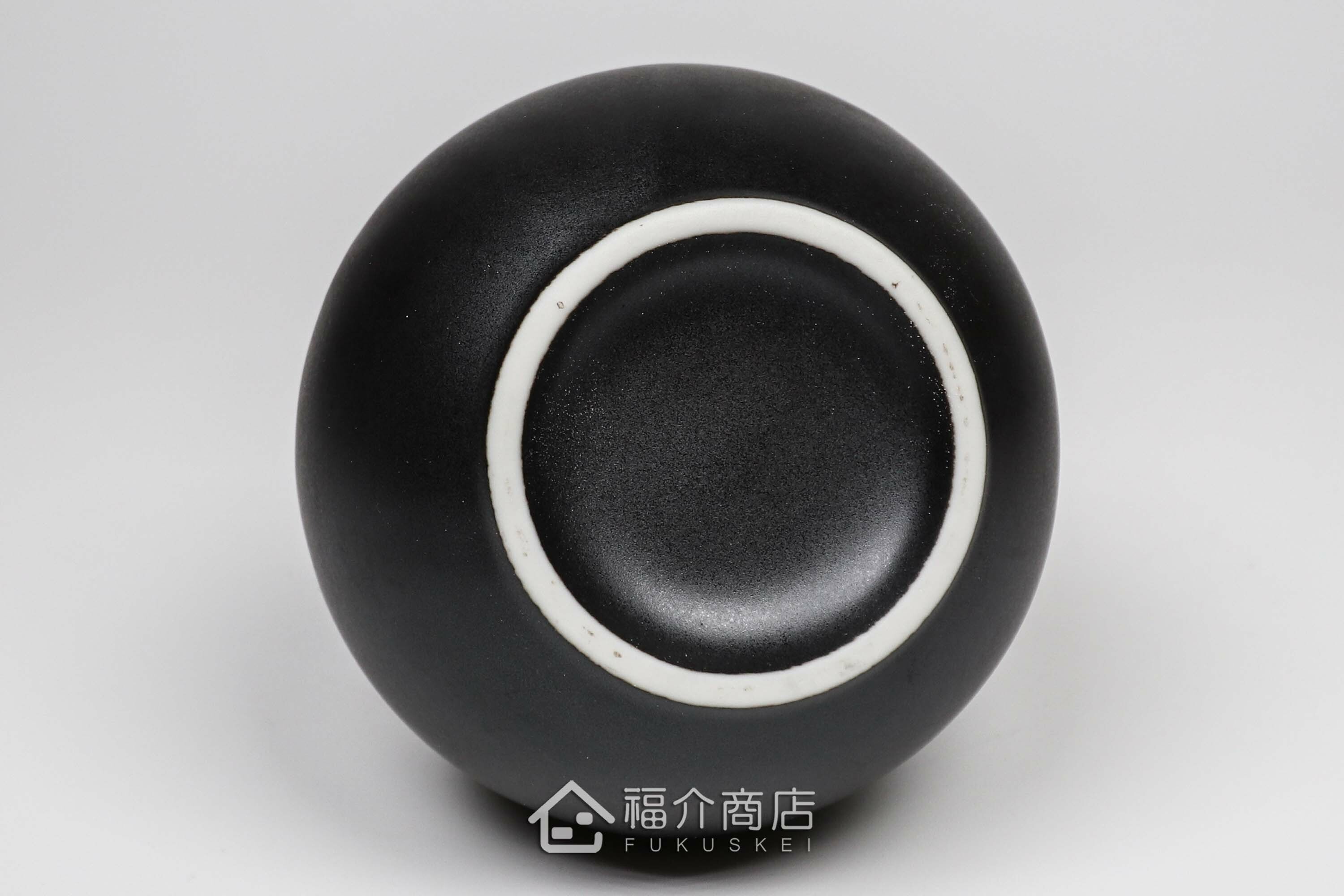 杯內有白兔造型的黑色清酒杯與黑色的月兔造型清酒壺