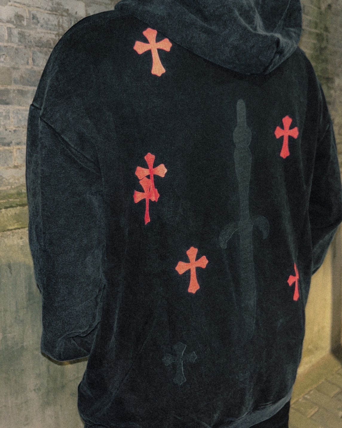 LONEONES X VINAVAST FIGHT FOR YOUR DREAM HOODLE COLOUR: WASED/ RED