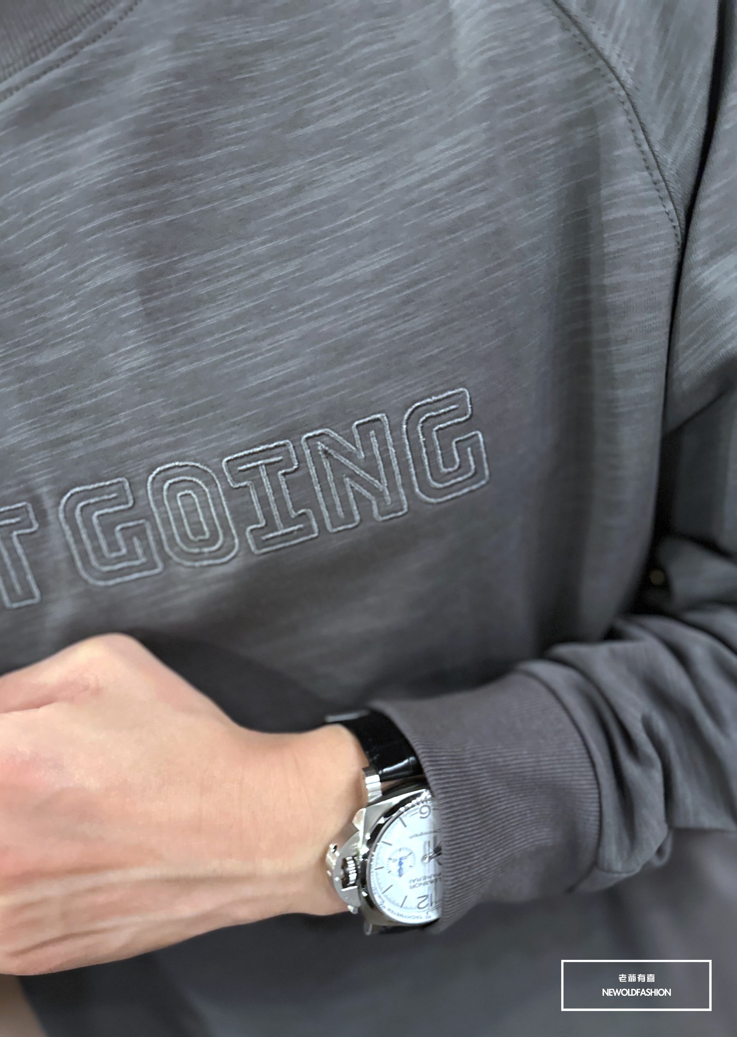 『新品上市』重磅GOING刺繡竹節棉大學T-深灰(NOF2309387)