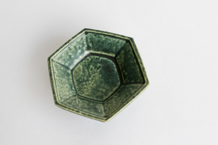 祥見知生選品-境道一-織部釉六角小皿