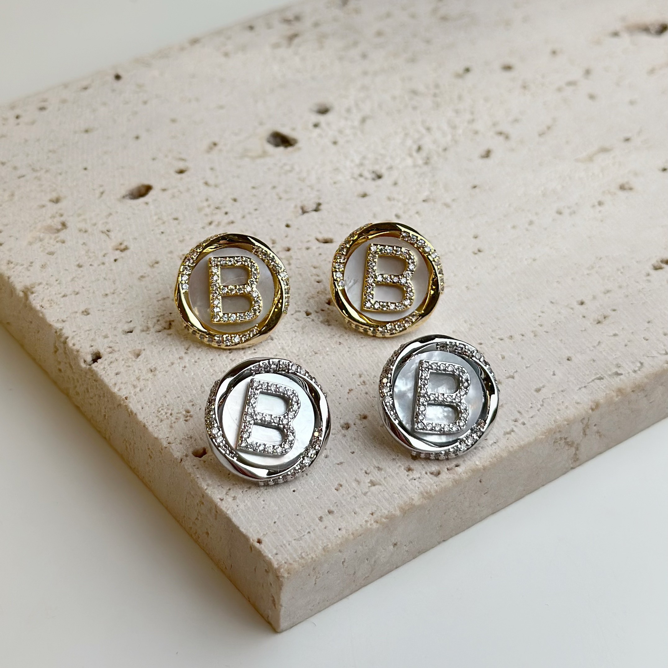 Y15美侖．白貝排鑽B字母耳貼