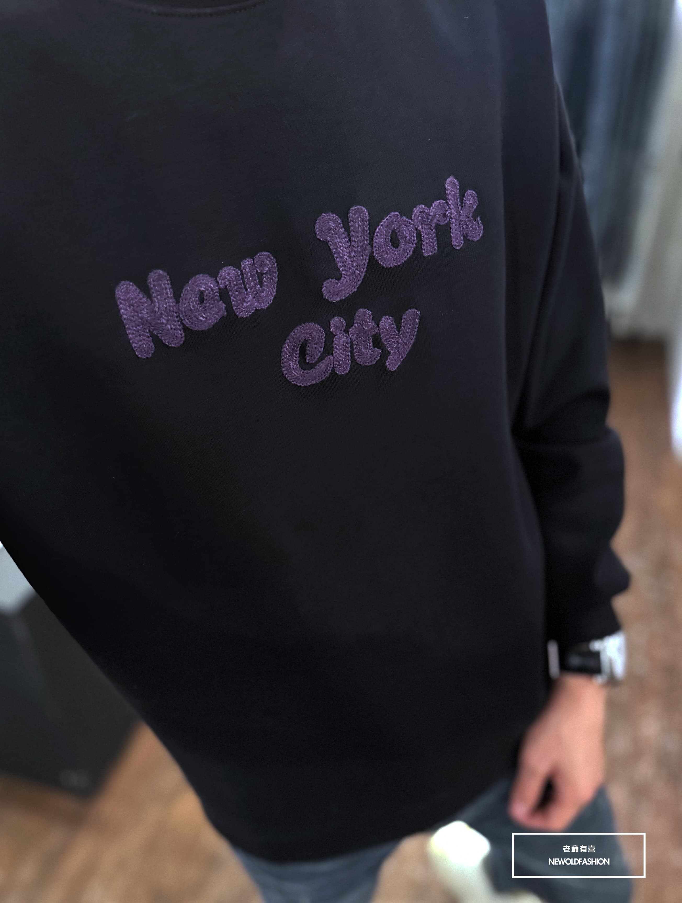 『新品上市』重磅NEW YORK刺繡大學T-黑(NOF2309381)