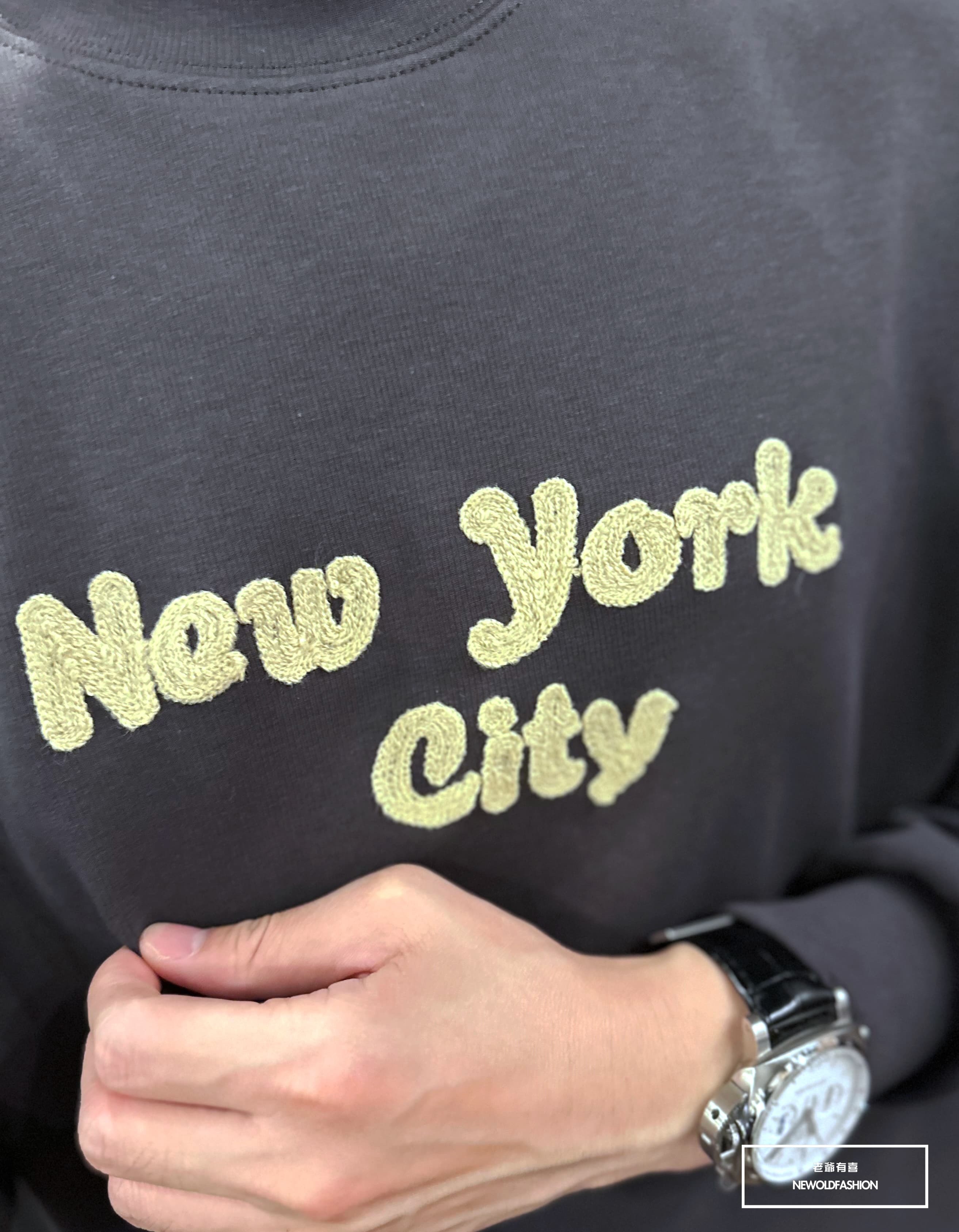 『新品上市』重磅NEW YORK刺繡大學T-深灰(NOF2309381)
