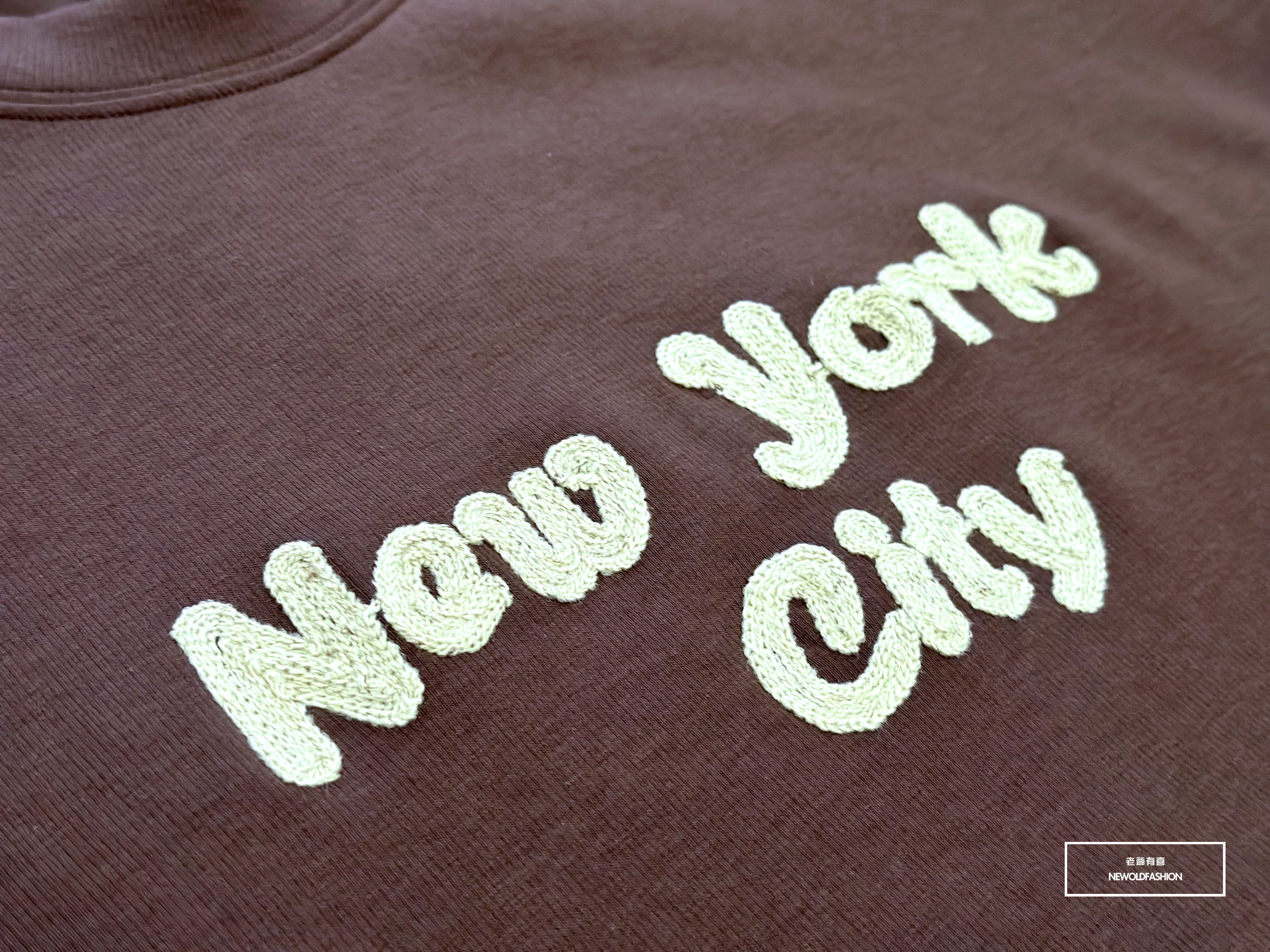 『新品上市』重磅NEW YORK刺繡大學T-深咖(NOF2309381)