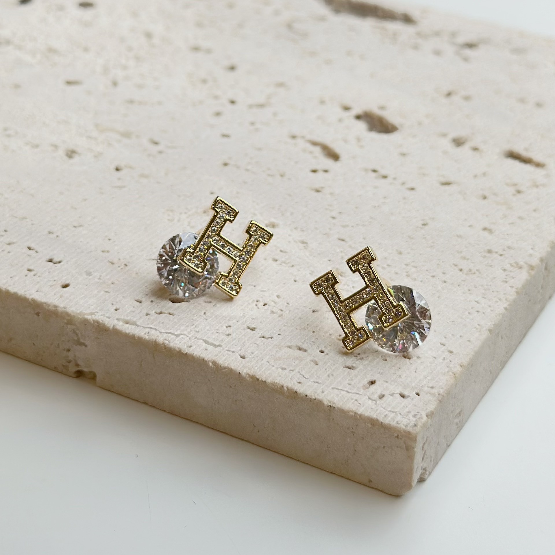 Y60相印．單鑽鋯石字母H耳貼