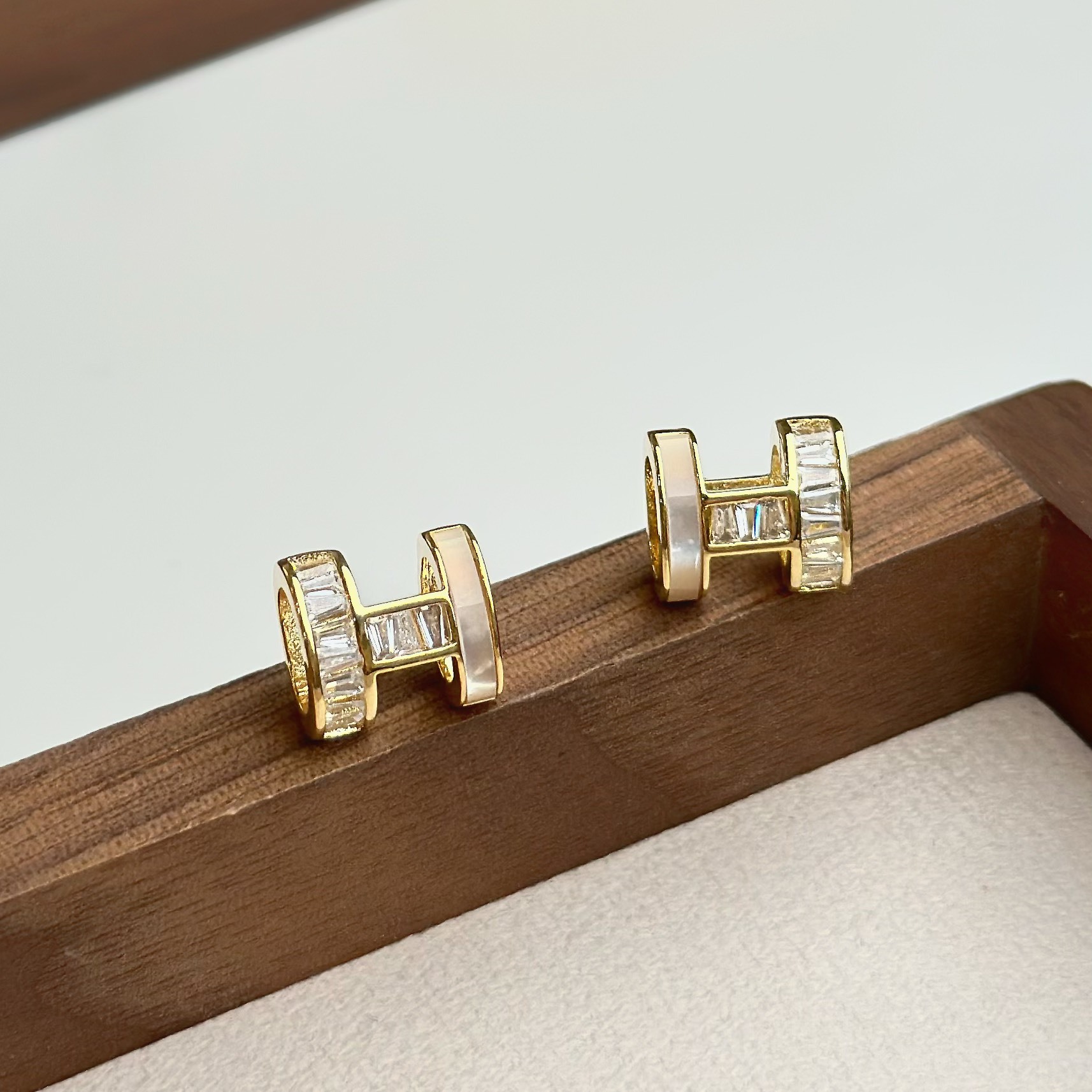 Y61相繫．鋯石白貝字母H耳貼