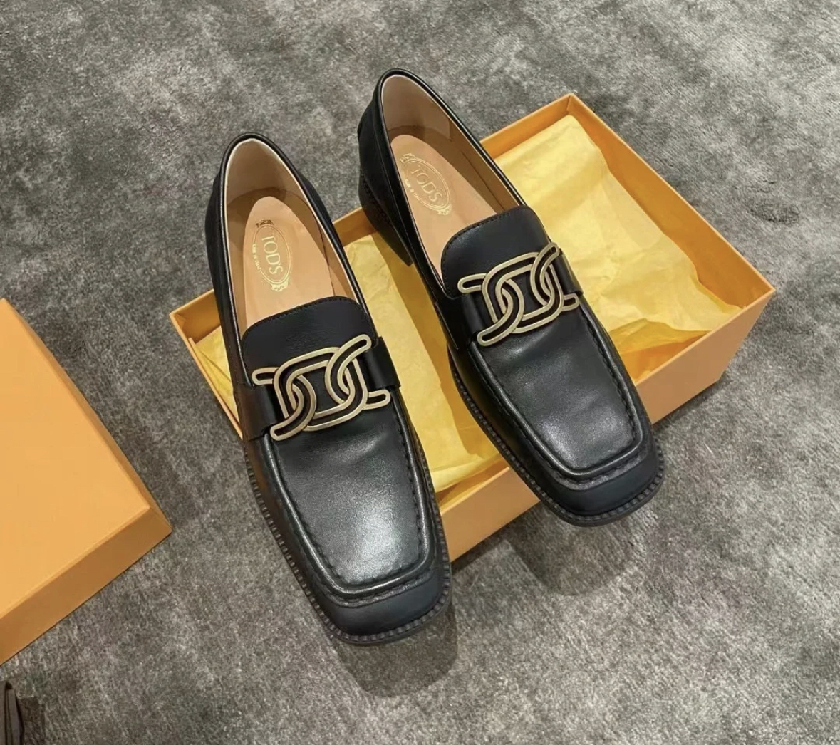 Tods 金色鏤空扣平底鞋 -M