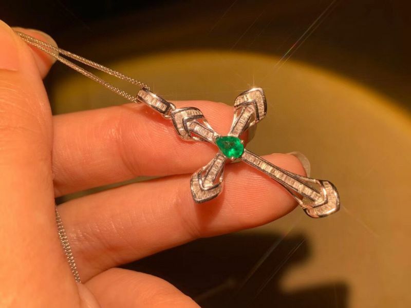 Ｔ鑽豪鑲 祖母綠十字架美墜