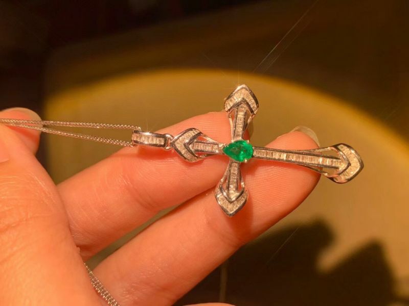 Ｔ鑽豪鑲 祖母綠十字架美墜