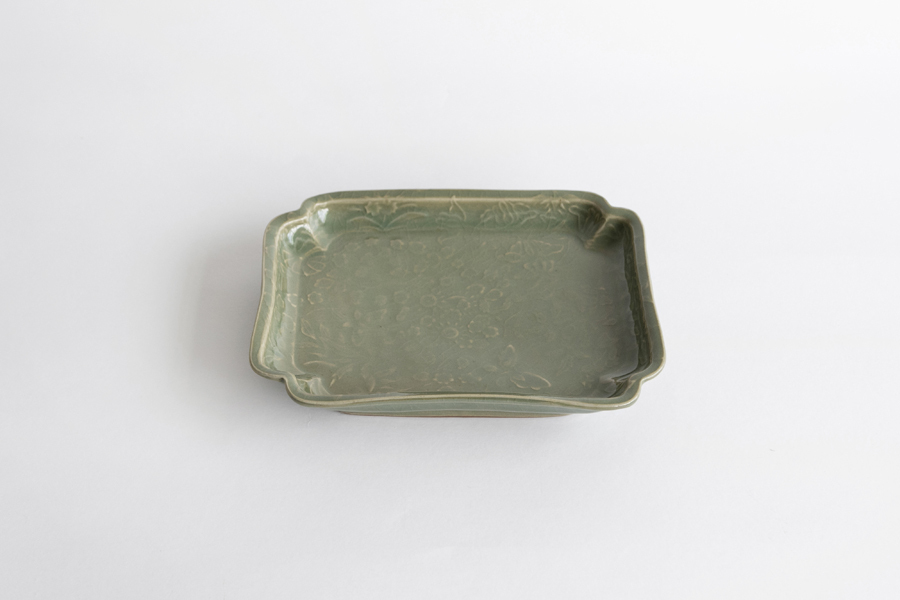 祥見知生選品-志村睦彥-青磁陽刻草花紋隅入角皿