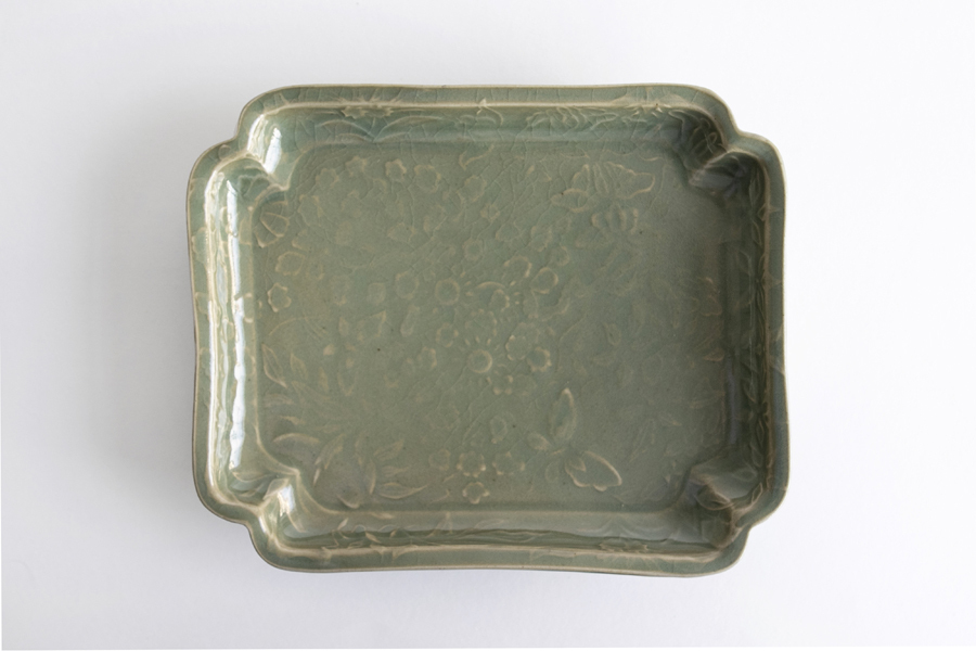 祥見知生選品-志村睦彥-青磁陽刻草花紋隅入角皿