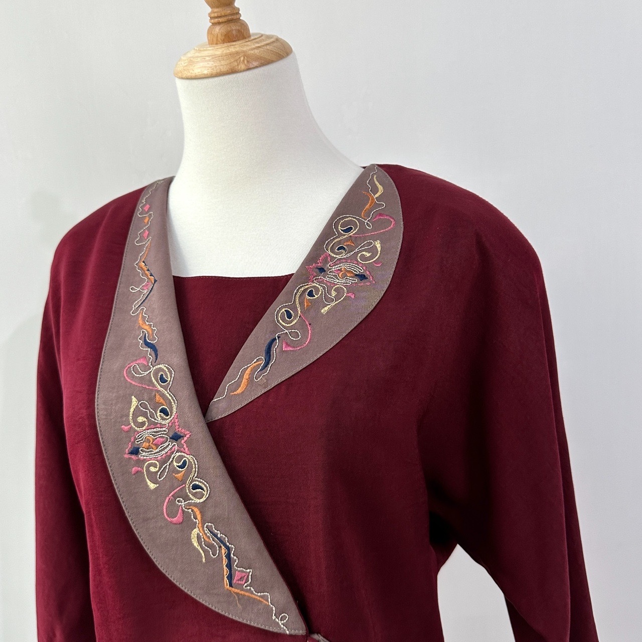 暗紅色刺繡交疊前襟外套