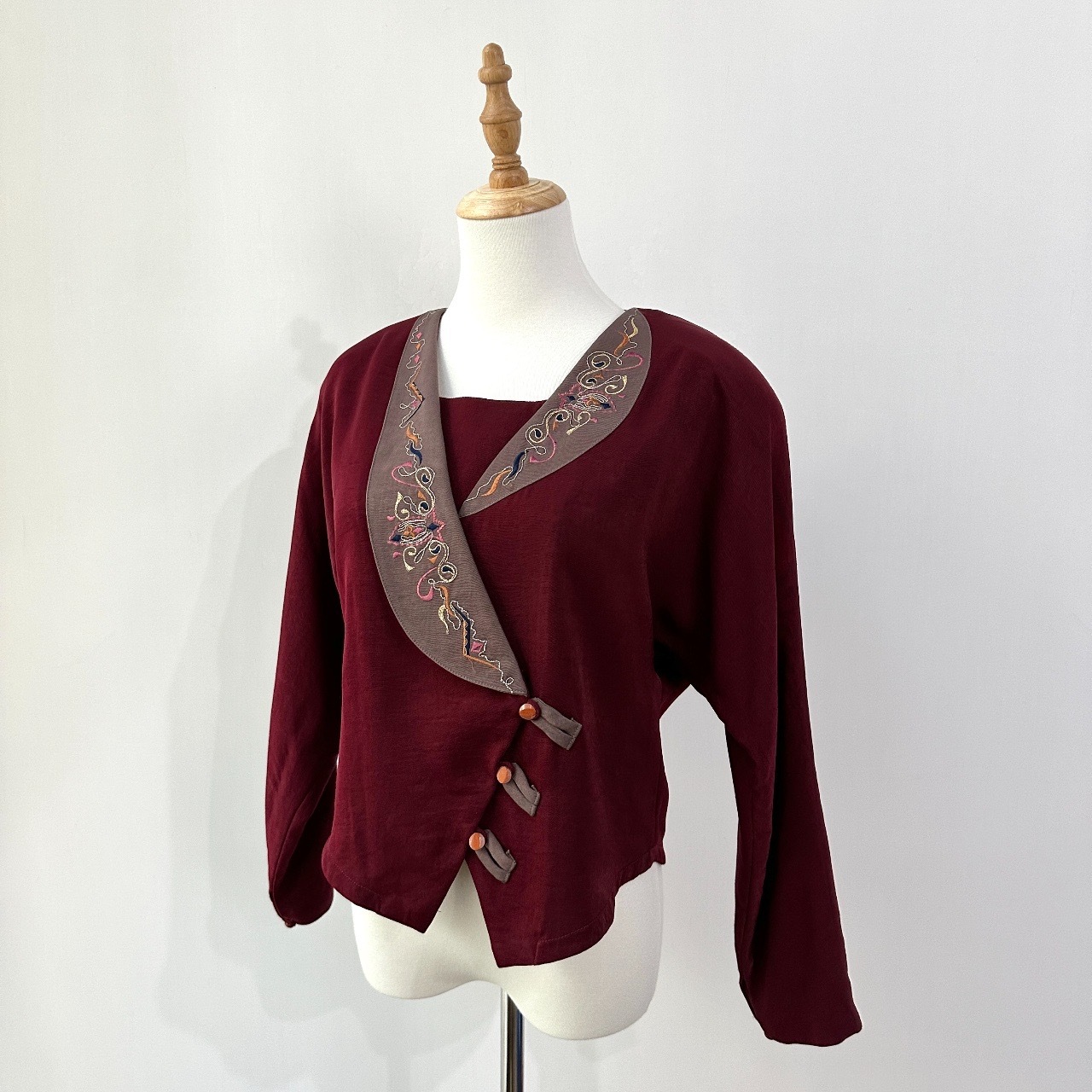 暗紅色刺繡交疊前襟外套