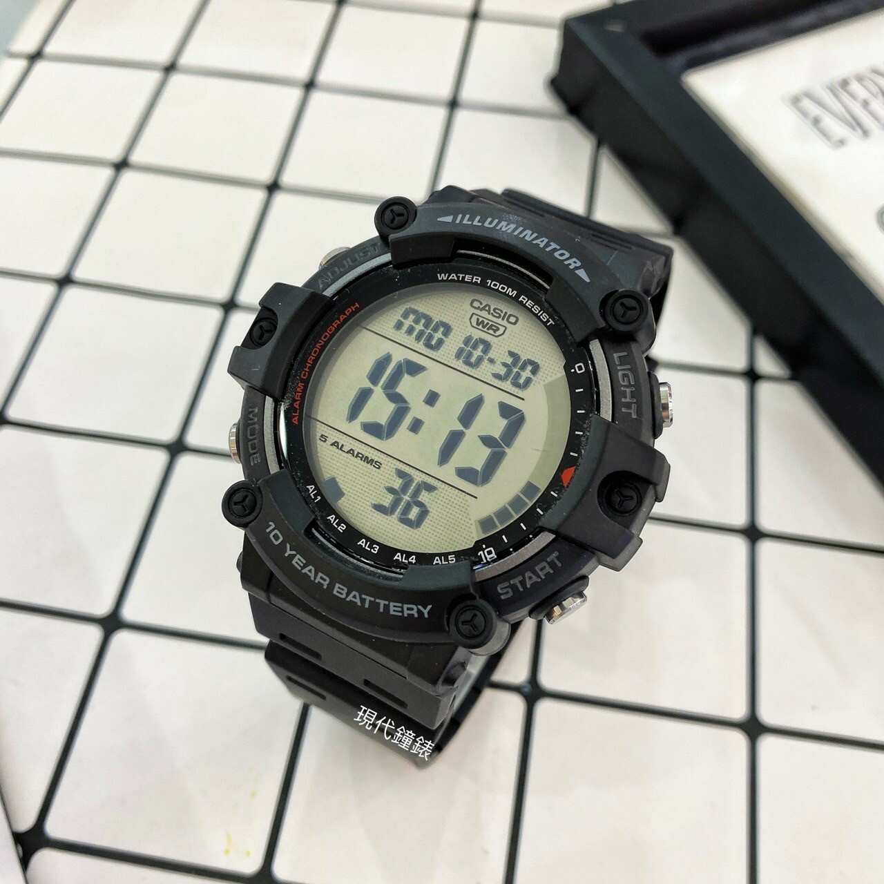 【CASIO 卡西歐】10年電力系列 超大字幕顯示運動感休閒錶AE-1500WH-1A 51.2mm 現代鐘錶