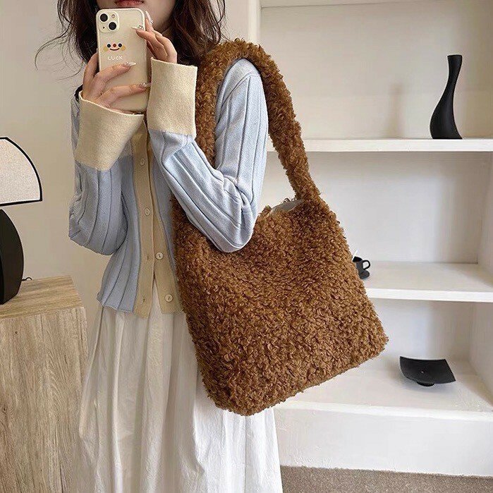 羊羔毛絨毛大容量肩背包/二色