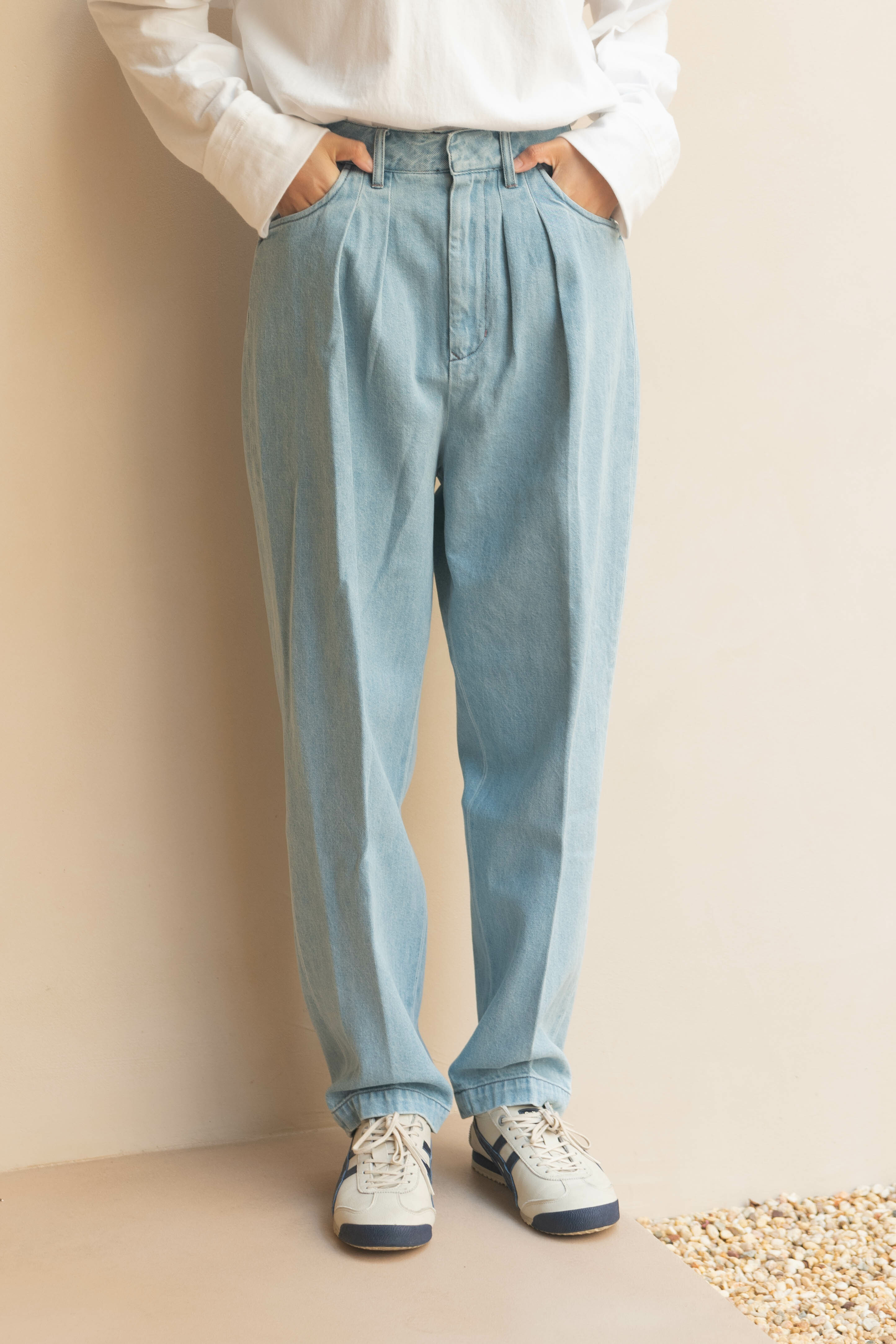 FARAH WOMEN'S TWO TUCK WIDE TAPERED PANTS - BLUE / BREACH