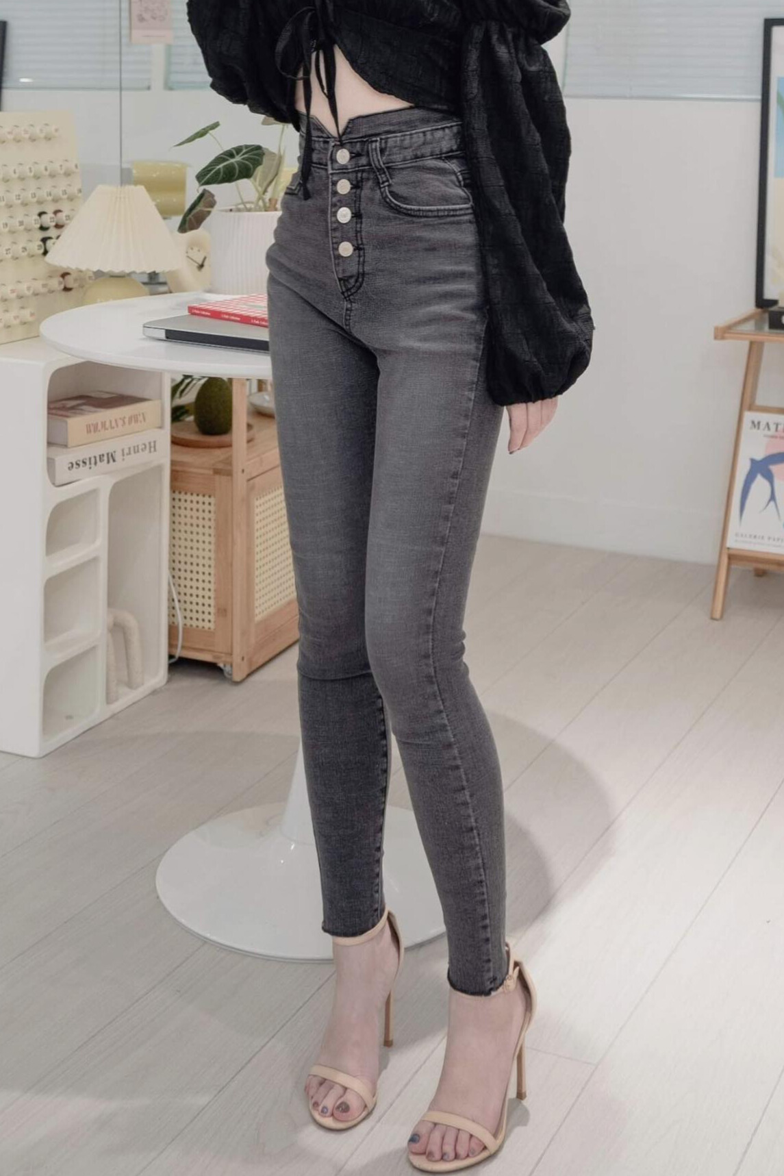 正韓🇰🇷排釦高腰刷色牛仔窄管褲（黑色XS）