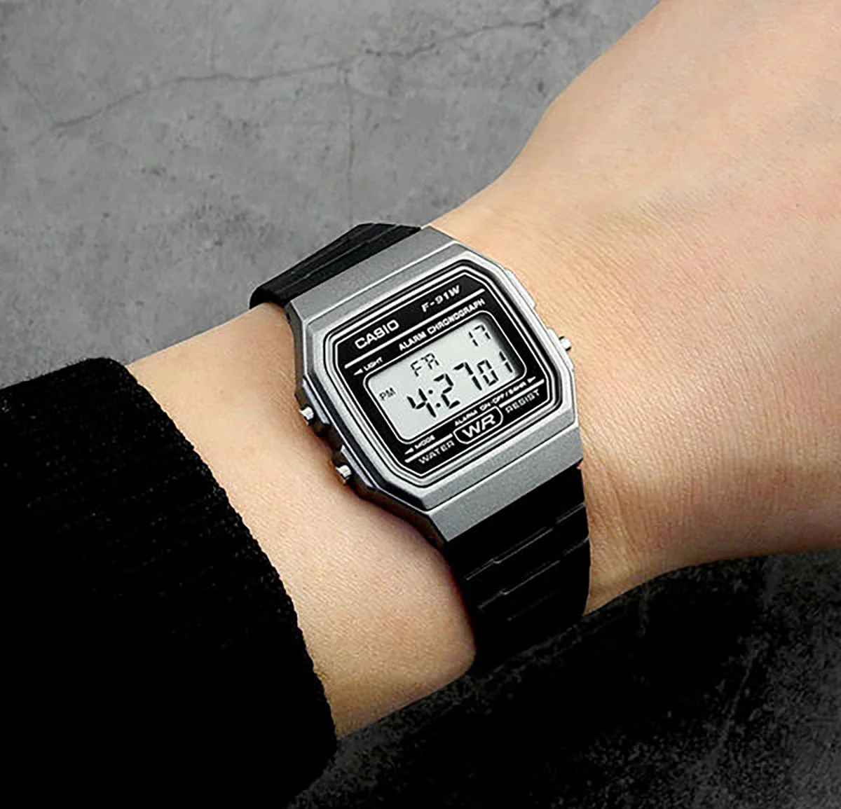 萬年鐘錶 - CASIO 方形復古經典電子錶 F-91WM-1B  錶徑35.2MM
